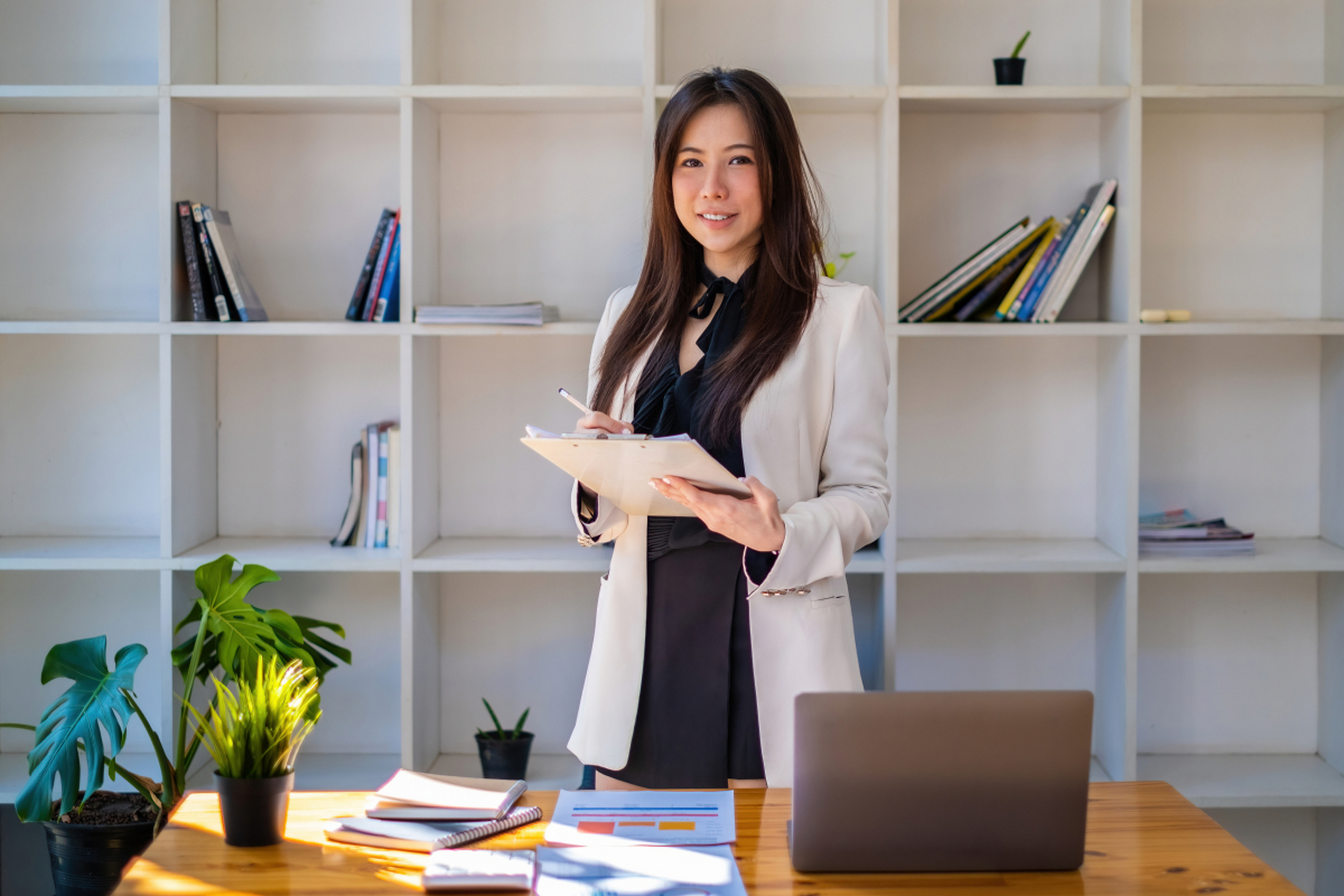 玩弄最漂亮女老板图片