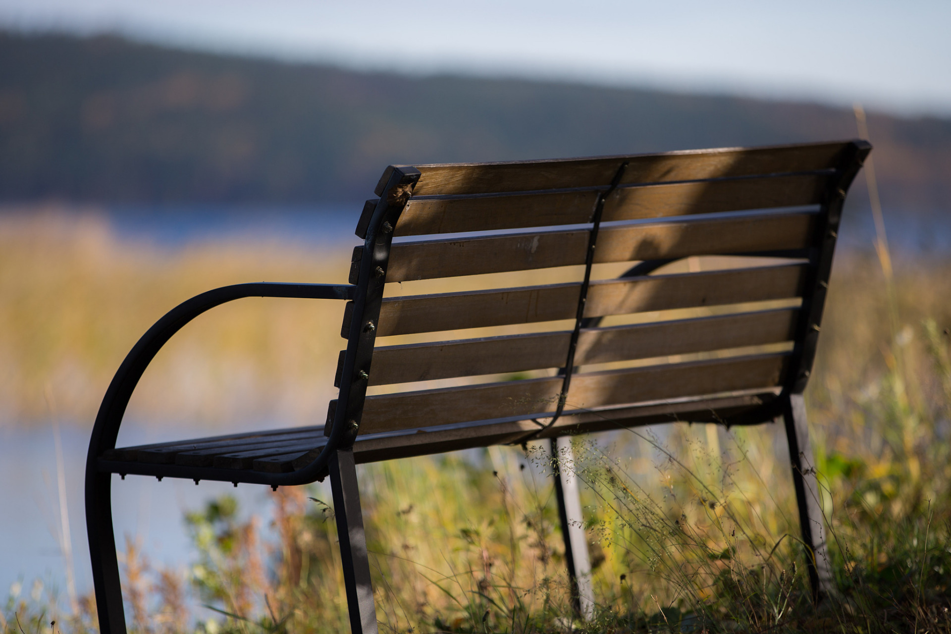 夕阳西下,余辉撒满大地 长椅上,一人静坐 暮色轻染,寂静如此美好 一切