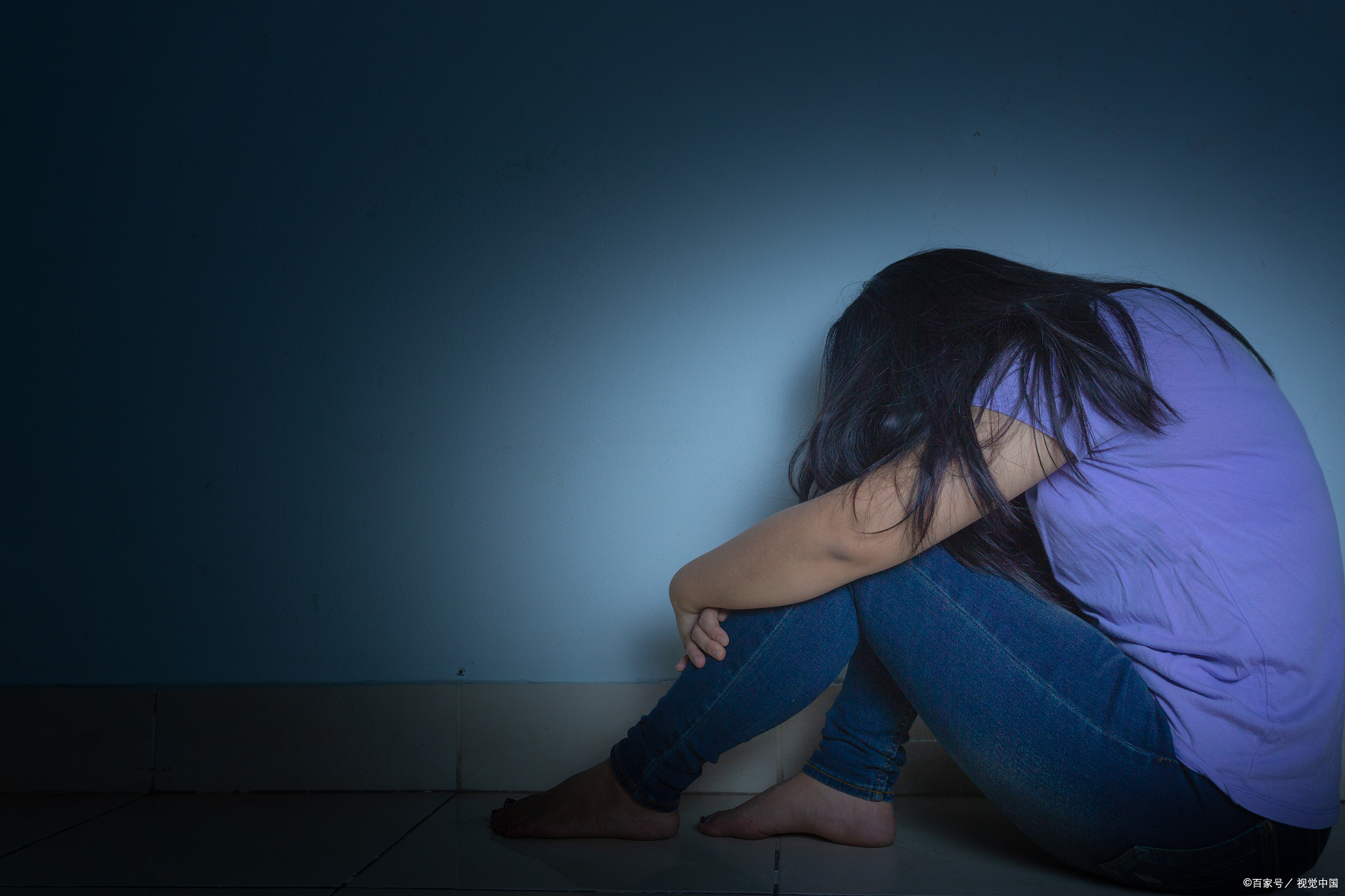 前几天,同事突然宣布他要辞职回老家,原因是他女儿患上了抑郁症