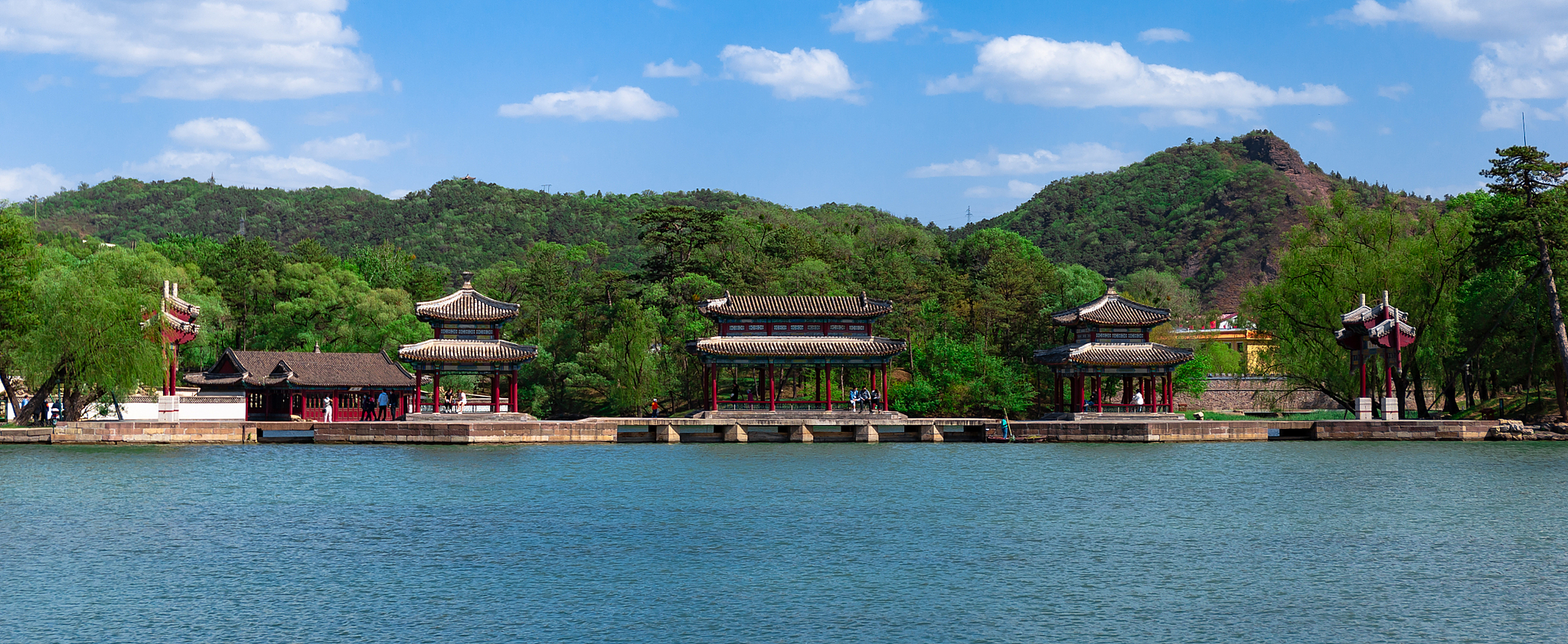 丹江大观苑位于河南省南阳市淅川县马蹬镇石桥村,依托人工淡水水库,南