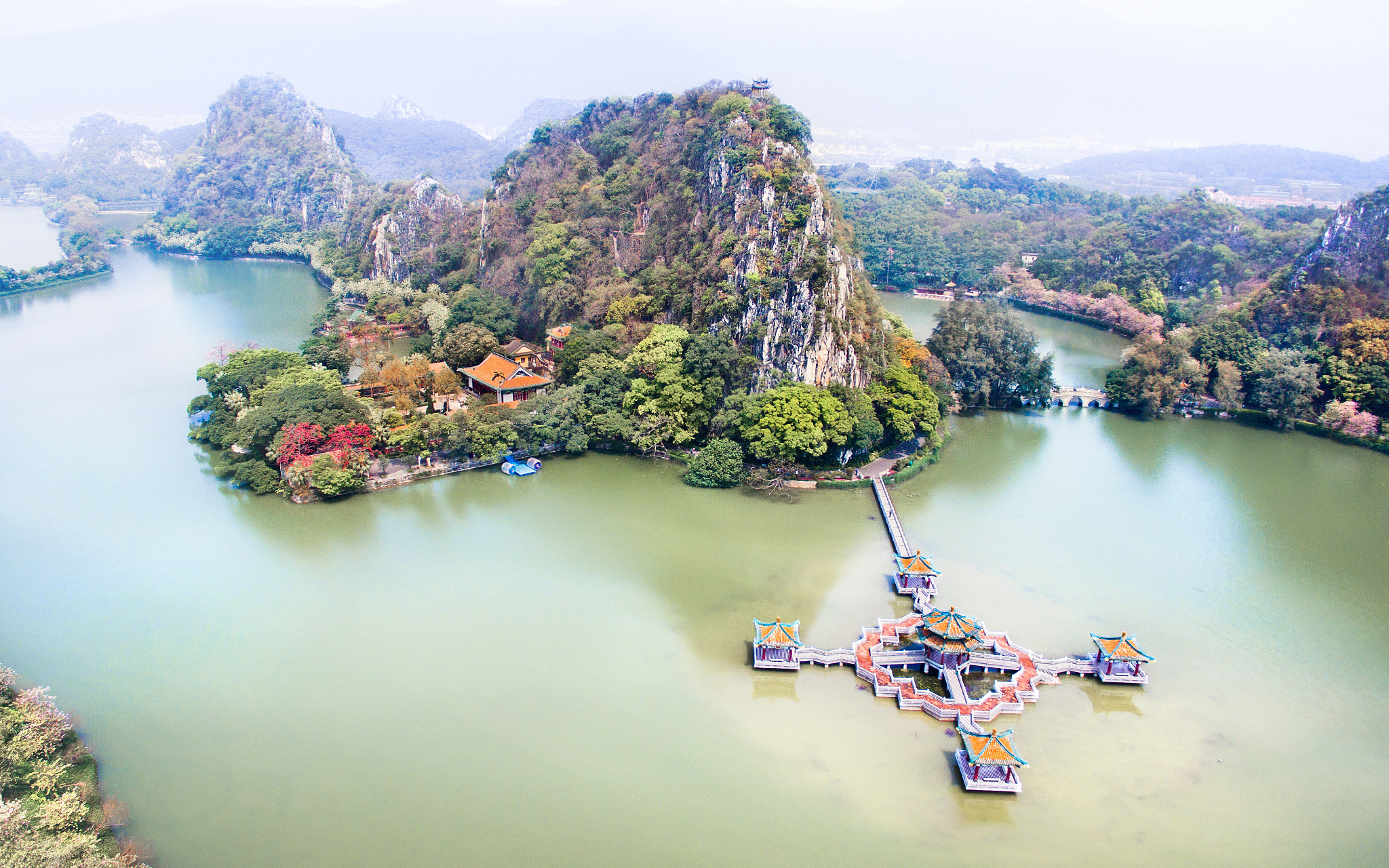 七星岩风景区,位于广东肇庆,以其岩峰,溶洞,湖泊,碑刻,寺观为主体景观