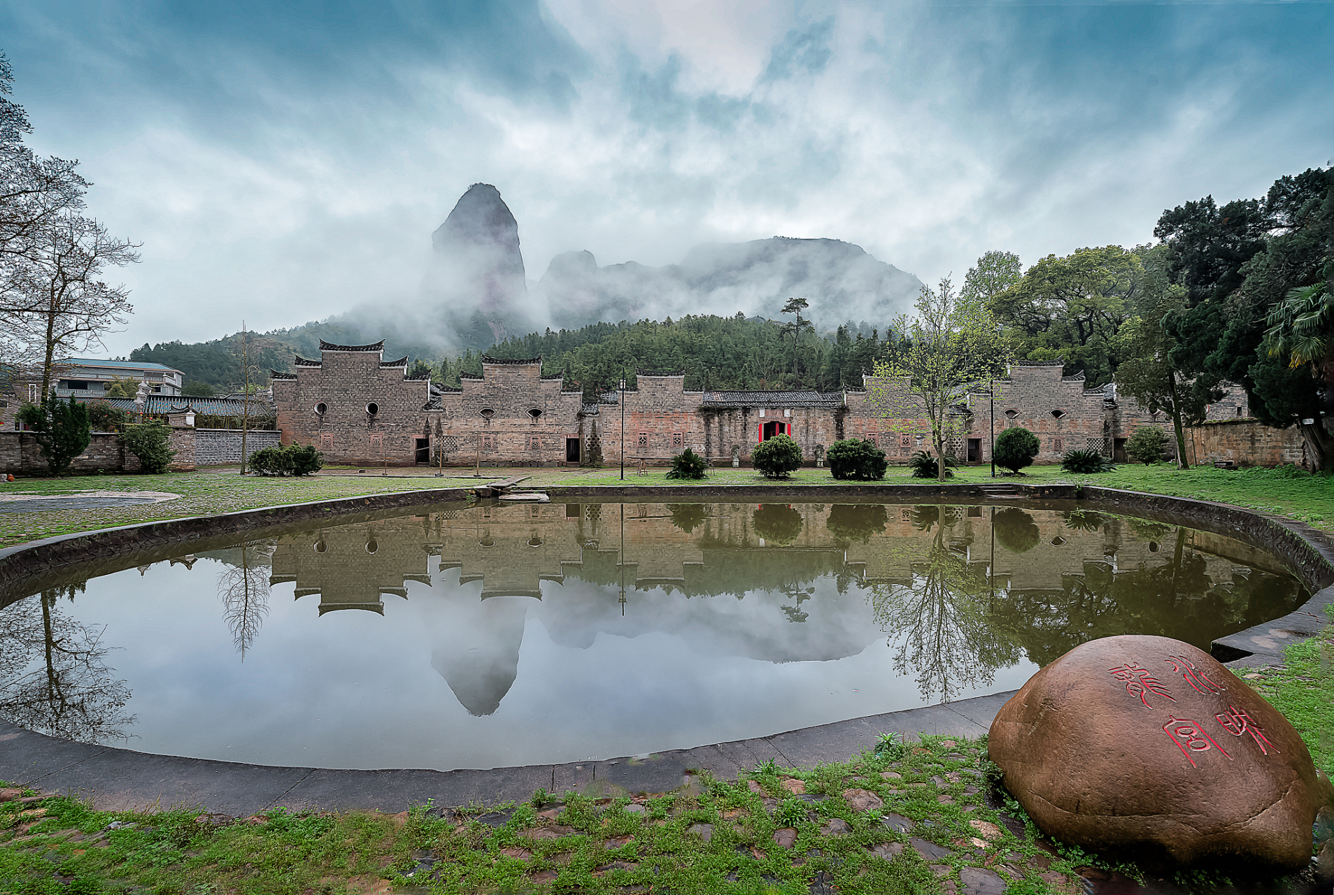 宾阳县旅游景点丰富,包括白鹤观竹海,古辣稻田景区,韦山景区,九龙山