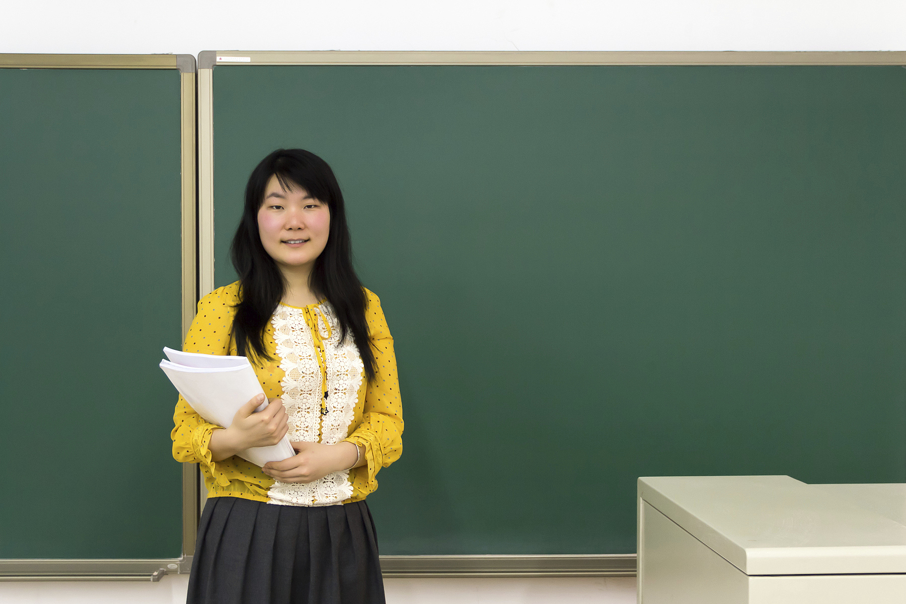 需要政府,社会和教师共同努力来解决这一