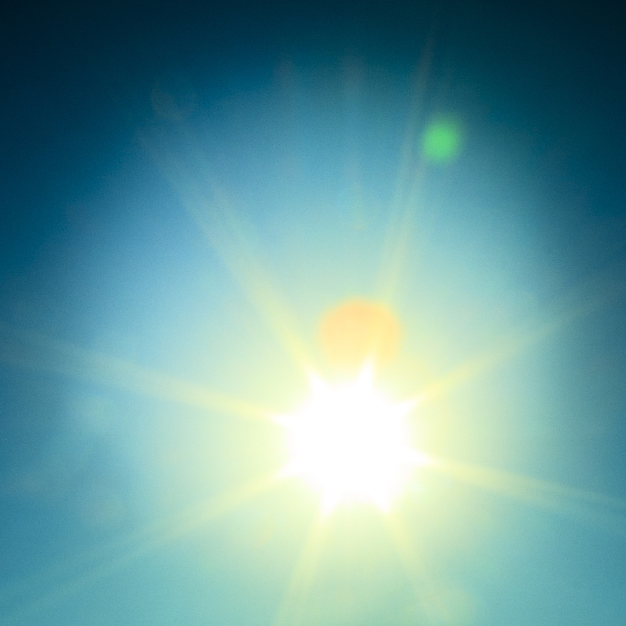 一个聚光透镜(凸透镜),眼睛直视太阳时,阳光经过晶状体和玻璃体会聚后