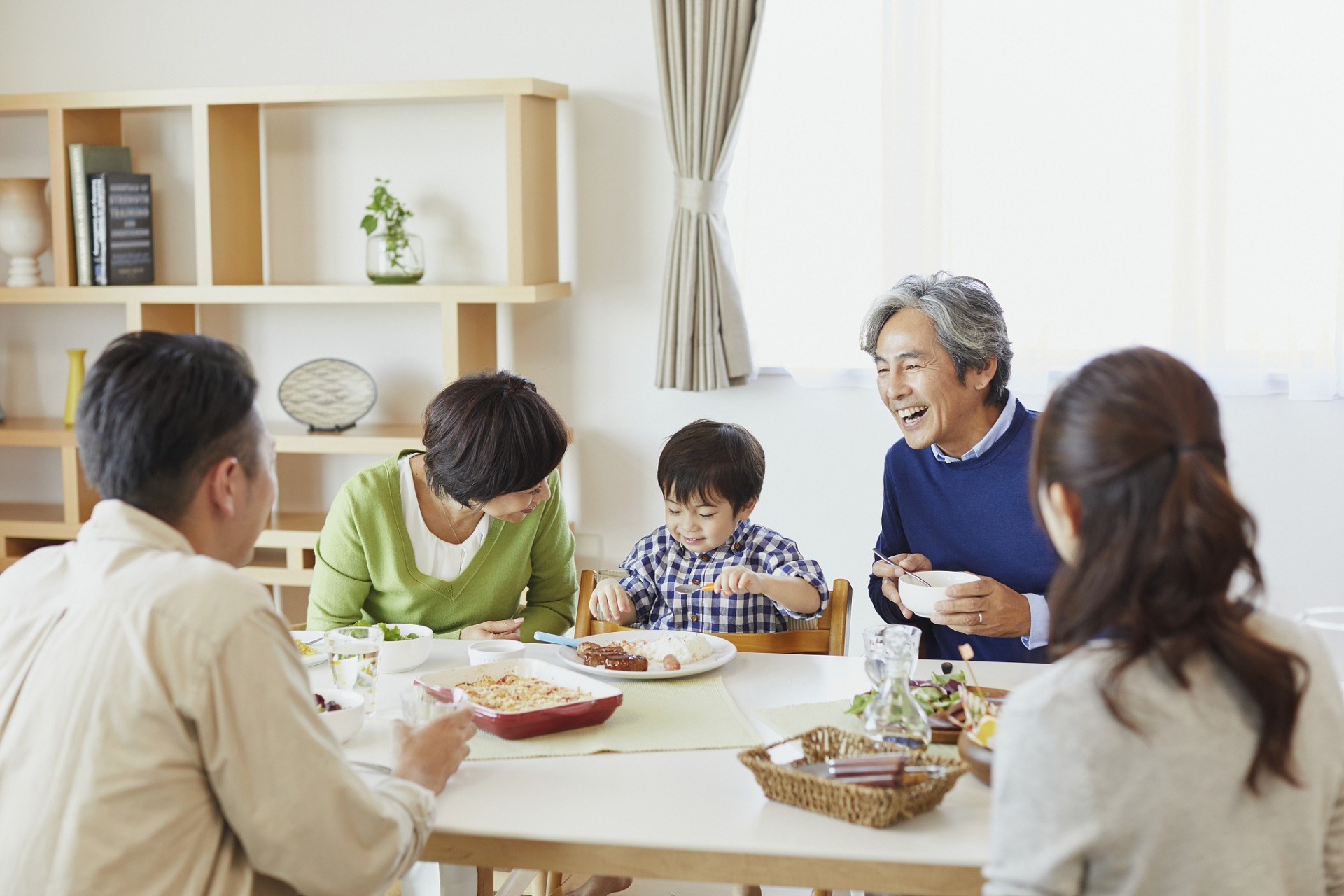 「搞笑段子」我们一家人在桌上吃晚饭,儿子突然问我:"爸爸!