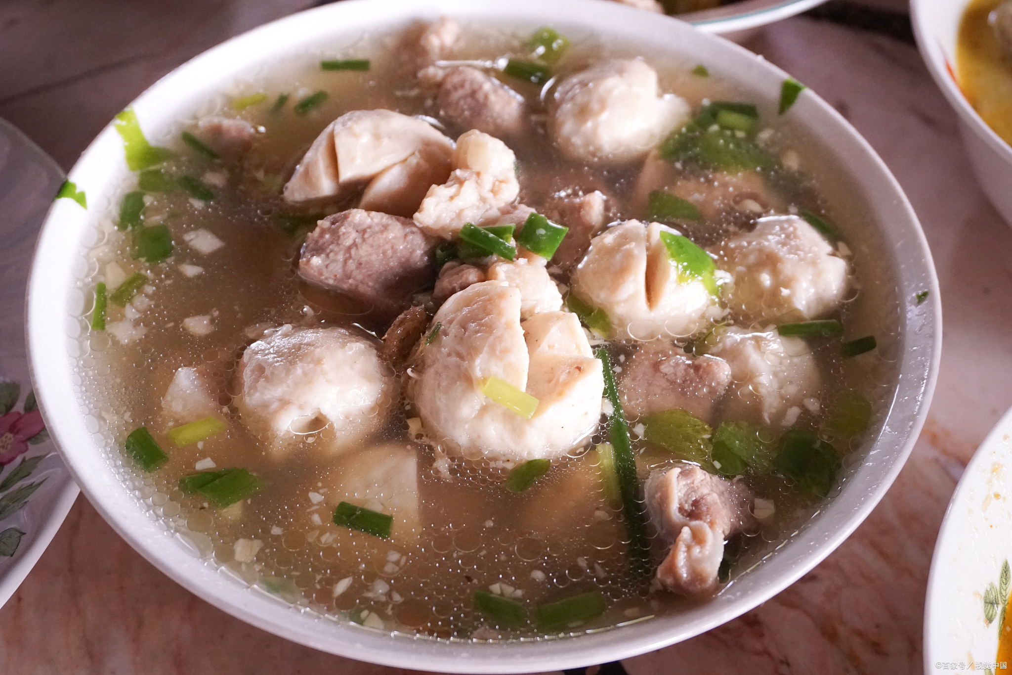 福鼎肉片是福建省福鼎市的一道传统美食,以瘦肉为主料,制作工艺独特