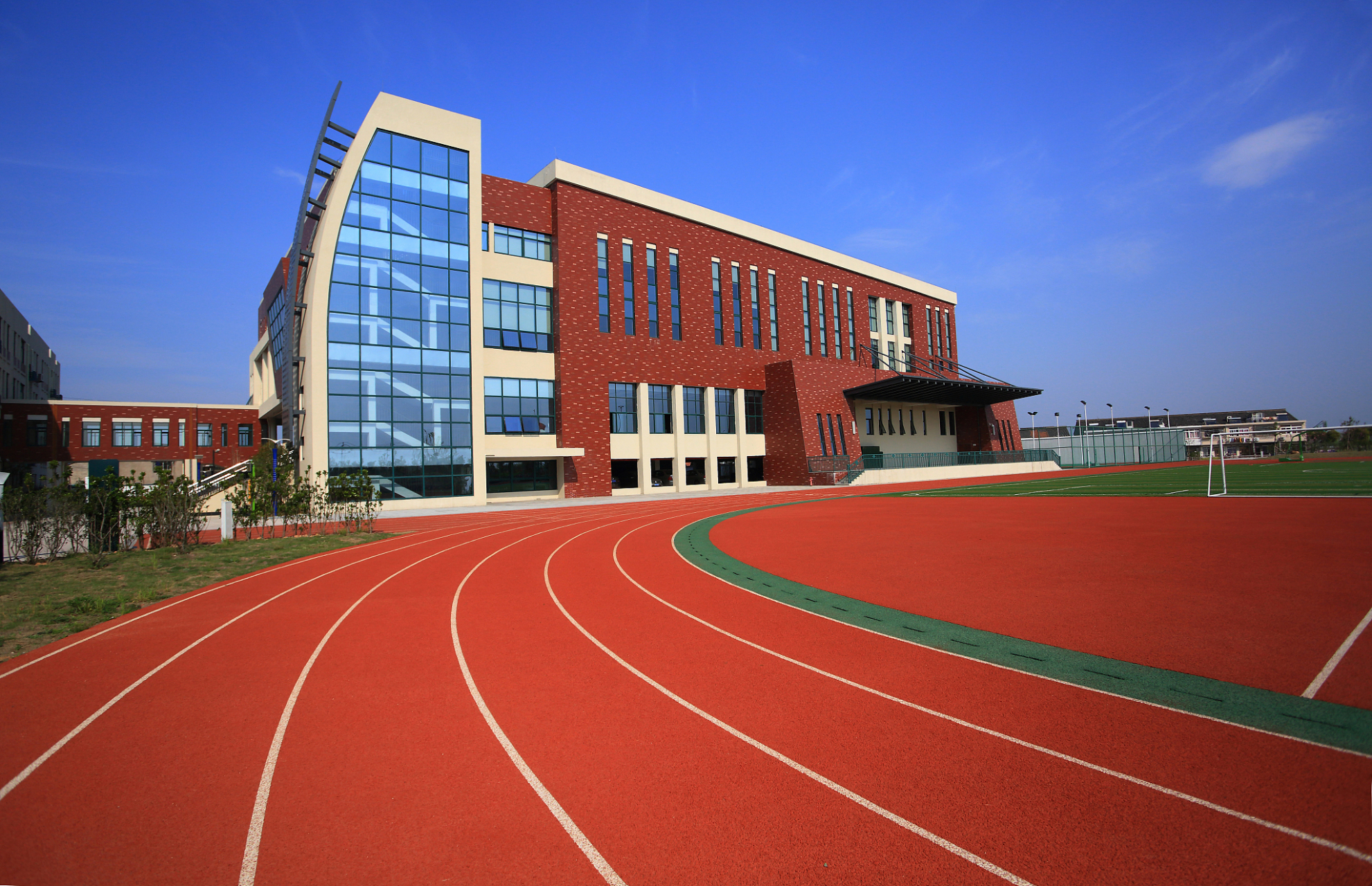 进入学校,每个孩子收了300的班费,用于班级的各个费用.