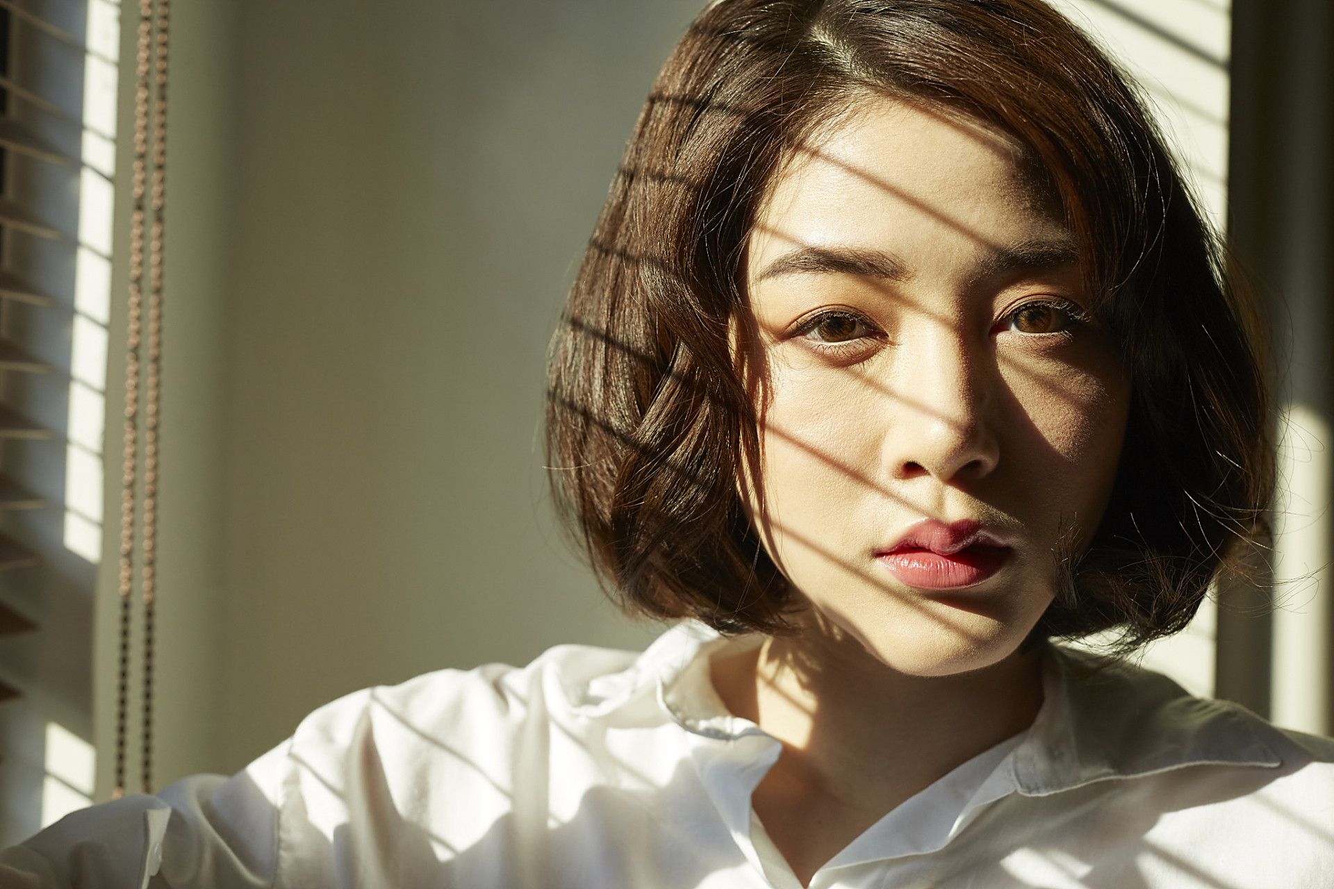 [原文:冯绍峰与万茜剧组闲聊状态.