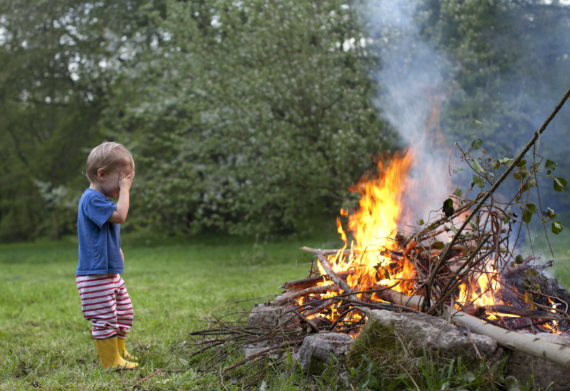 多年前的夏天,后街几位小男孩在玩火,把破的泡沫箱点燃了,几个孩子在