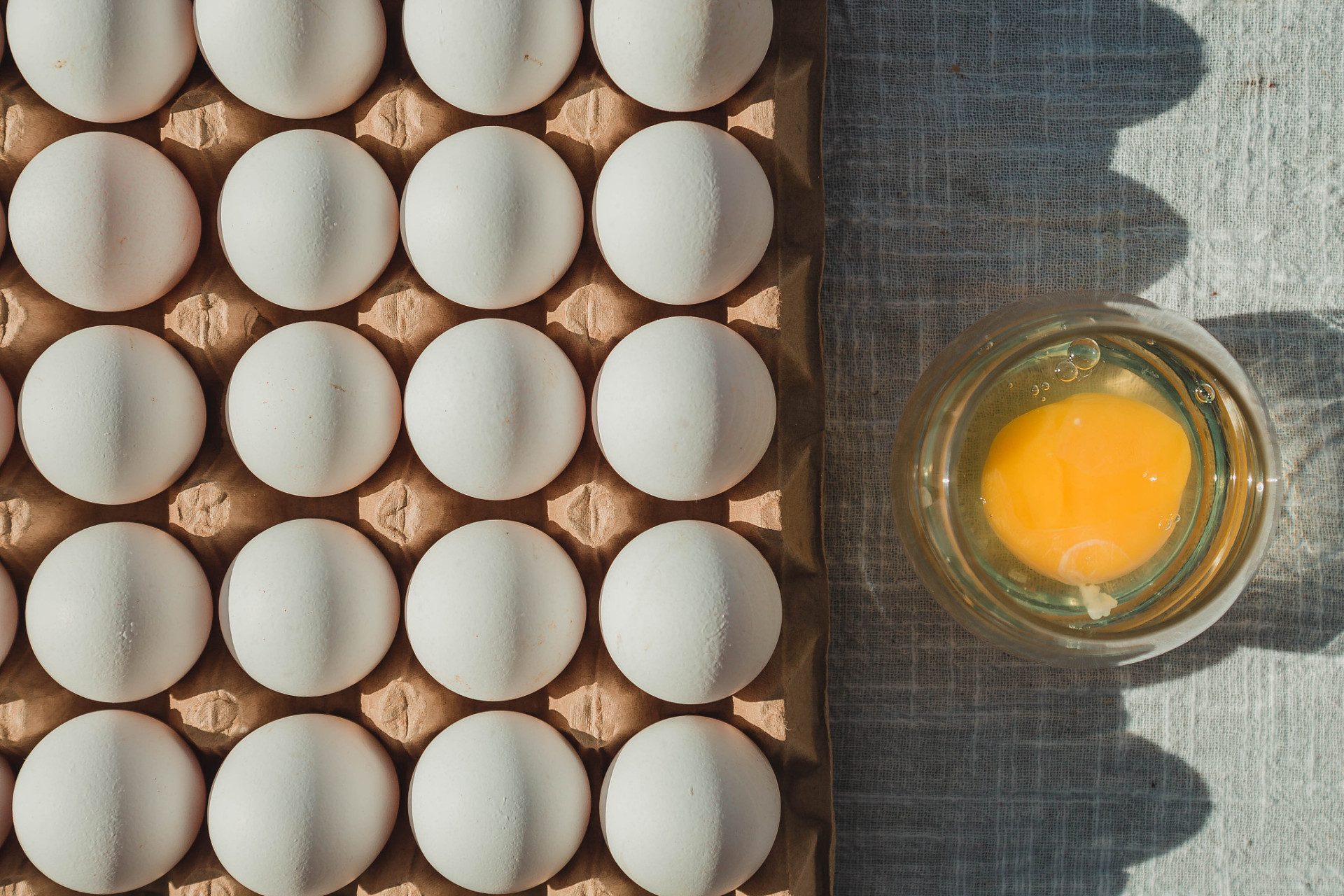 人造鸡蛋确实存在,但由于成本过高,以及营养方面也不如真鸡蛋,所以