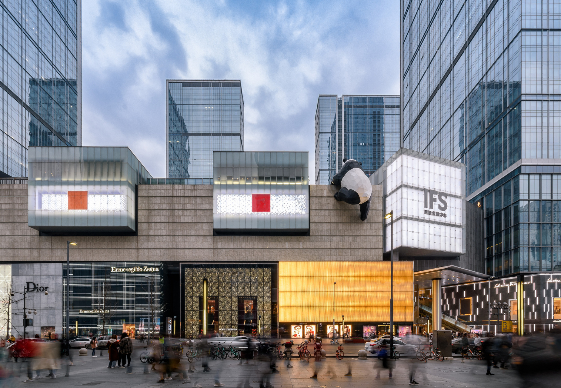 夏日闪光旅行家# ifs国际金融中心是成都的顶级购物中心之一,位于