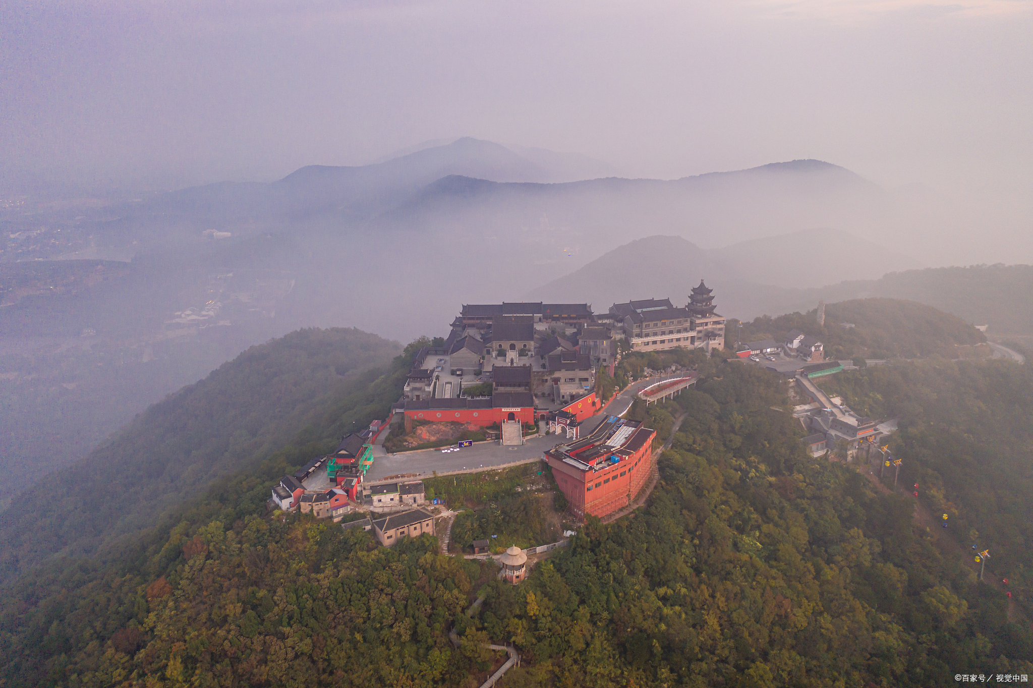 茅山风景区攻略一日游茅山位于中国江苏省常州金坛区和镇江句容市,是