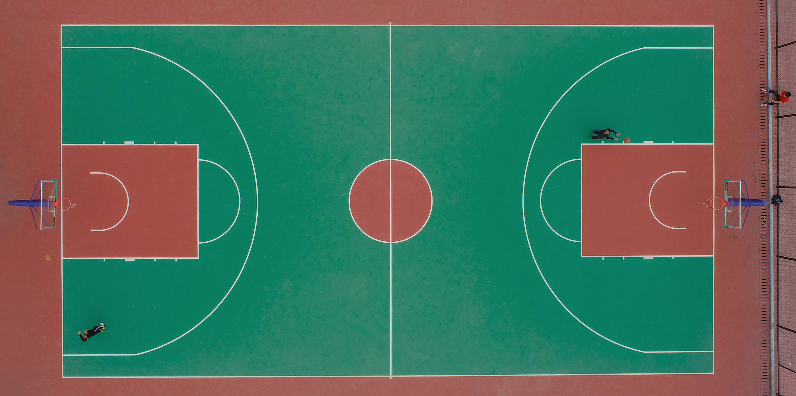 长28米,宽15米的篮球场是国际篮联规定的正式比赛场地哦.