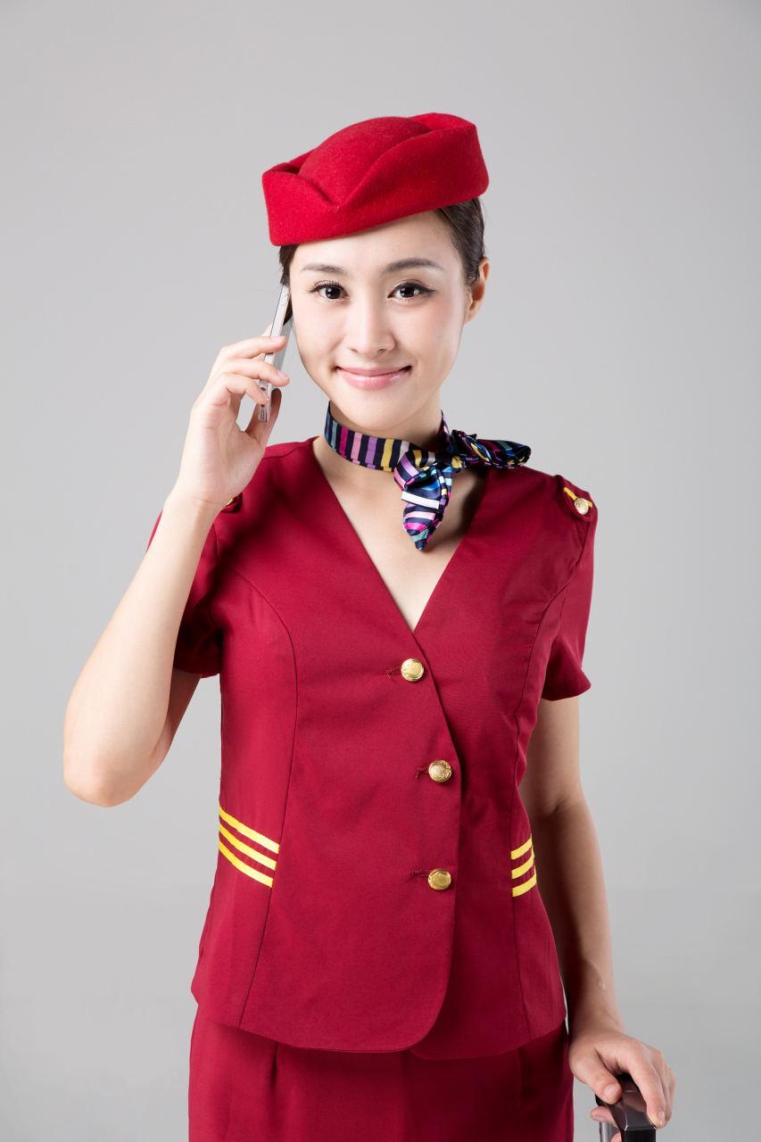 我今年27岁,是一名空姐.中午的时候,我被父母逼着去相亲.