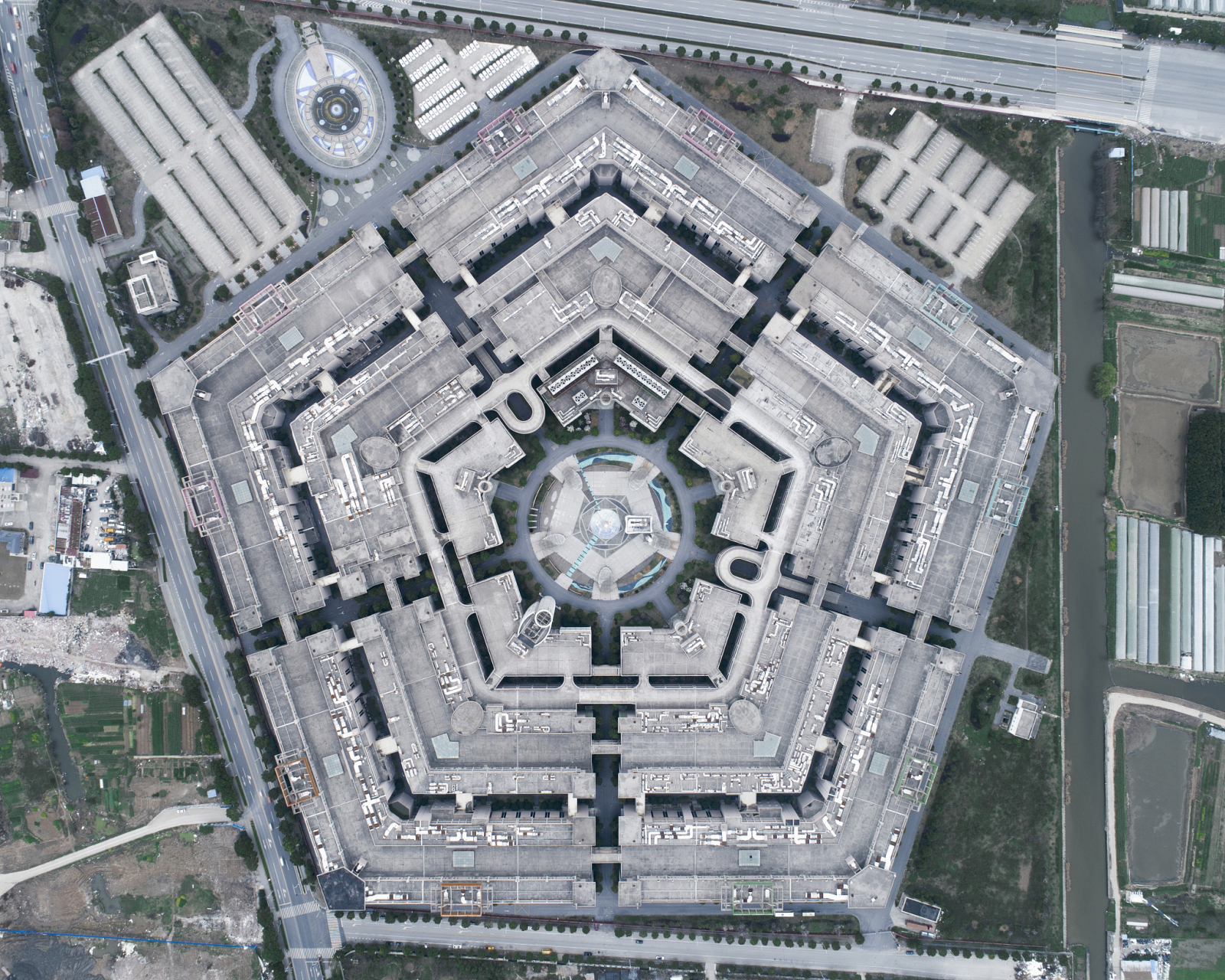 近期有报道称,一些涉及美国国防部五角大楼的机密文件被曝光,其中涉及