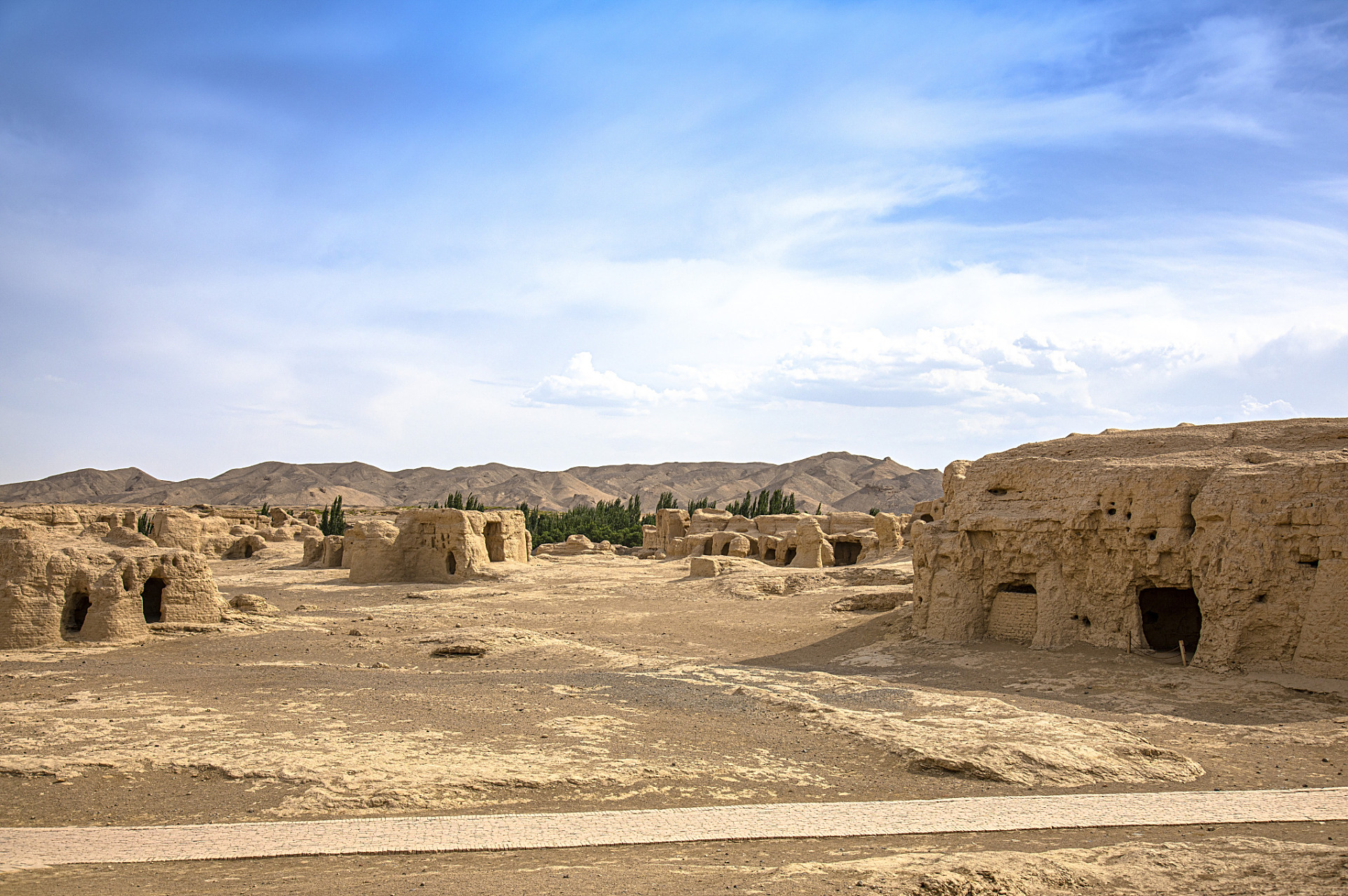 嬉行记# 敦煌河仓城位于中国甘肃省敦煌市,这座城市是在古代丝绸之路