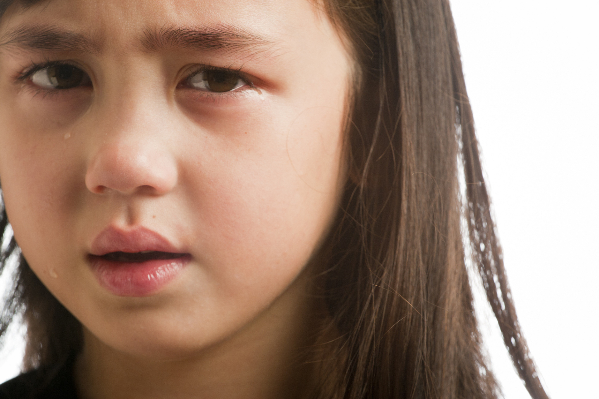 一个女孩哭着大声控诉自己的妈妈:"你怎么总是拿我跟其他同学比较