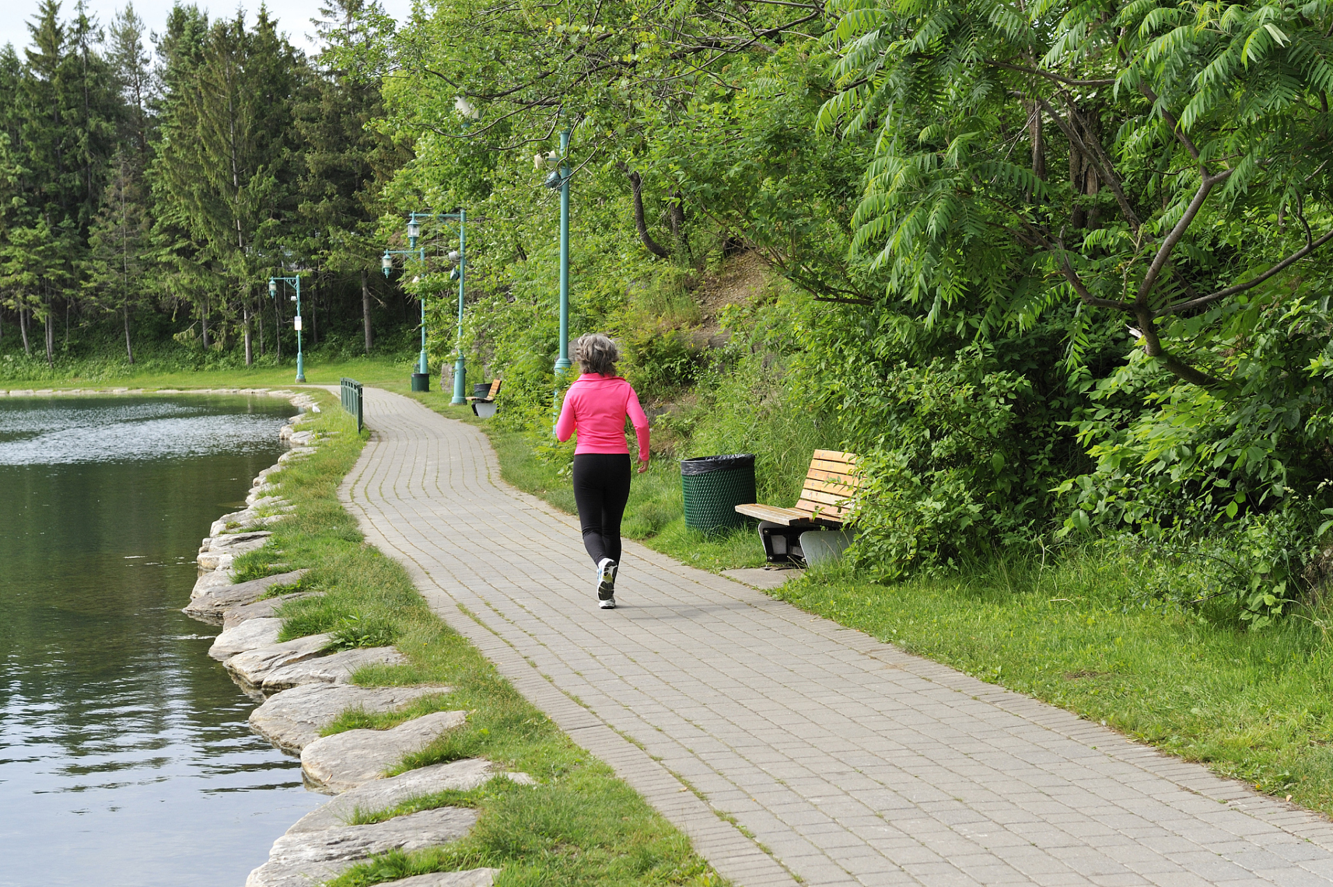 早上去公园散步,看到一个老人在和阿姨聊天.老人说我的退休金是2800.