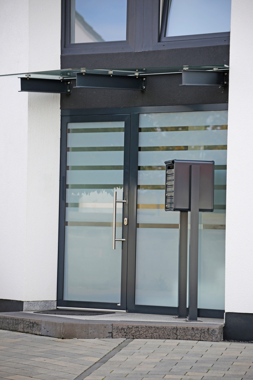 90 首先登场的是豪华车界的翘楚——特斯拉model x!