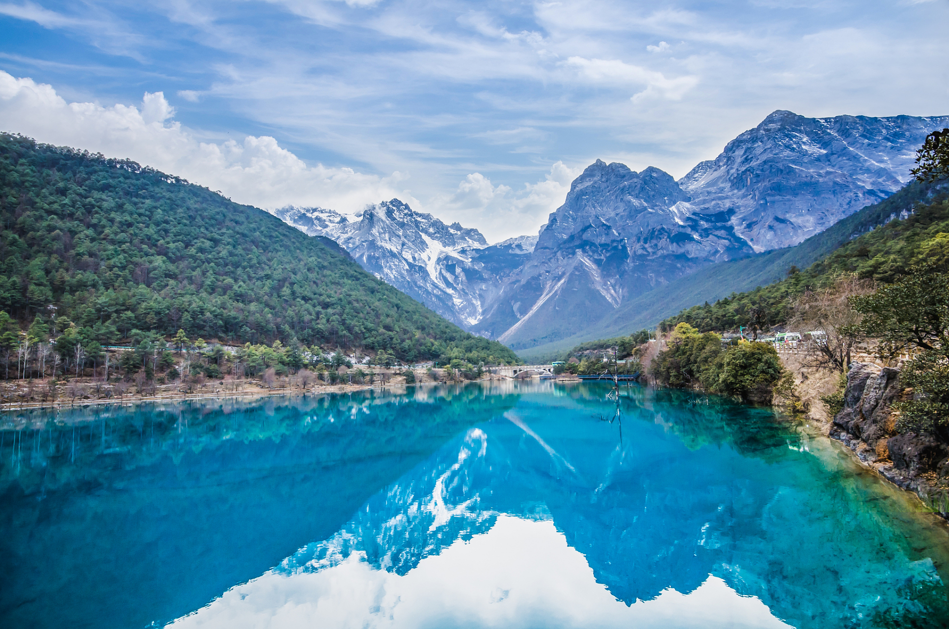 蓝月谷地处云南省丽江市玉龙纳西族自治县玉龙雪山东麓,俗称"白水河"