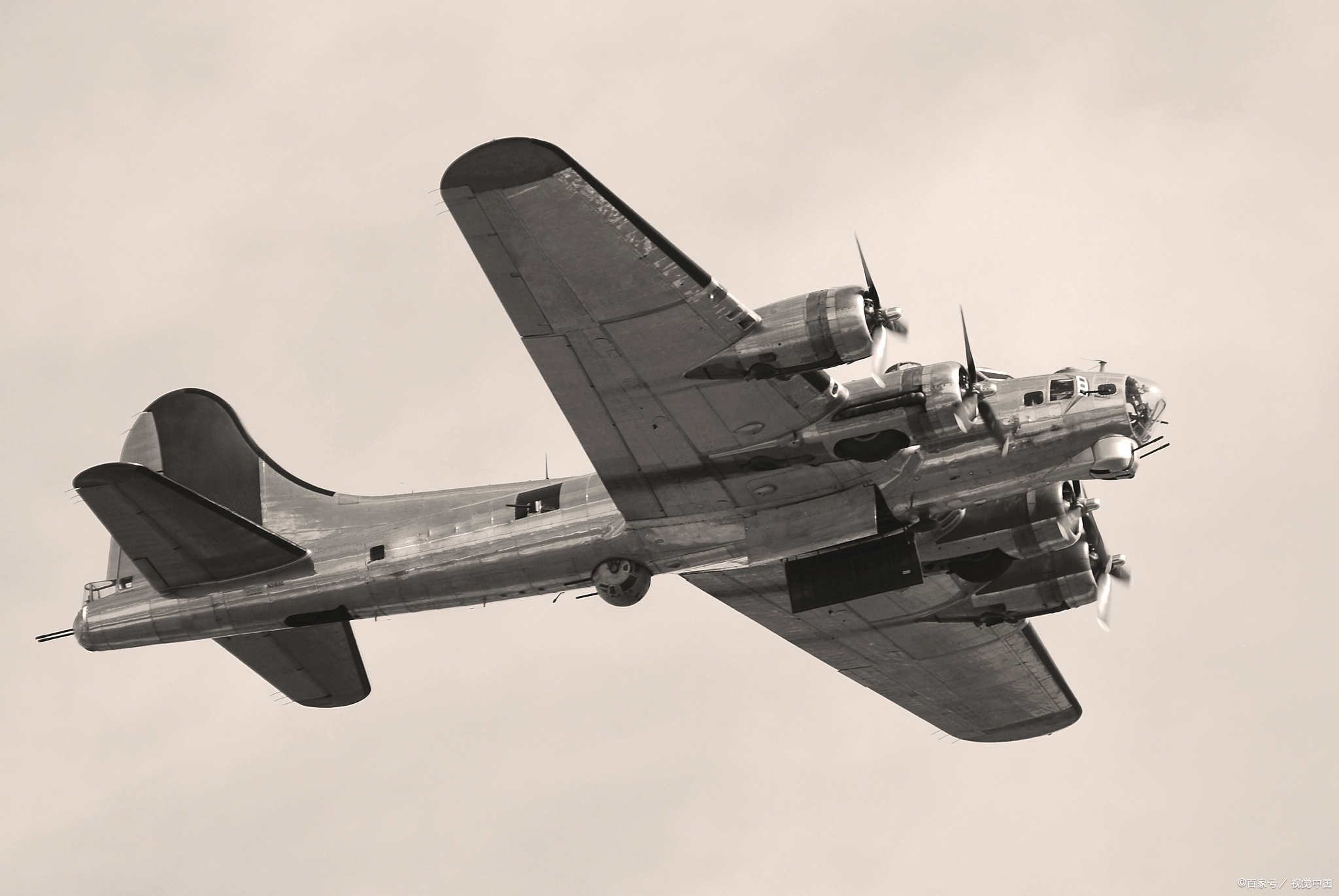 这是一架轰炸机,因为飞得很低,可以清