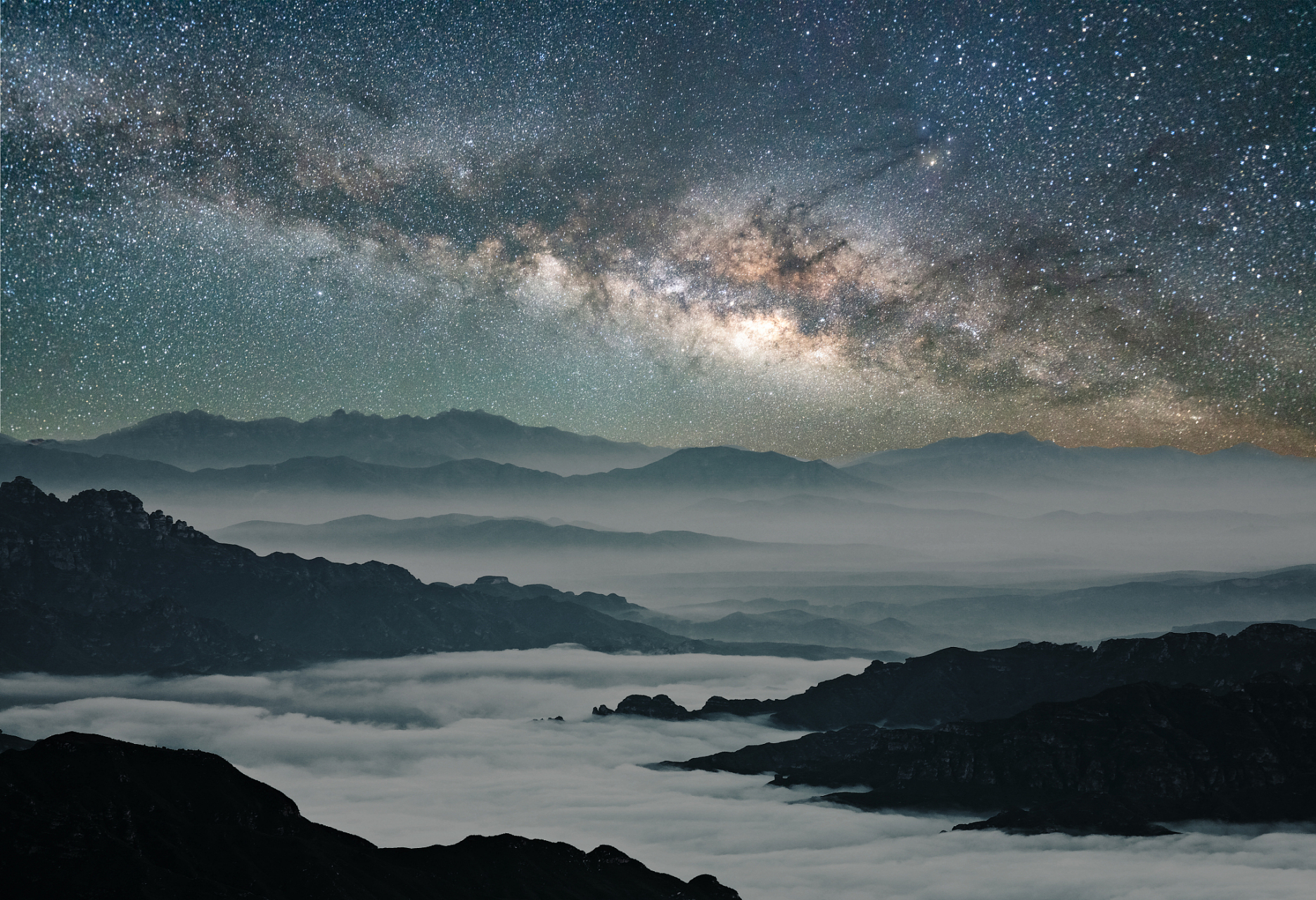 小众却惊艳的情感文案: 宇宙山河浪漫,人间点滴温暖,都值得我们前进.