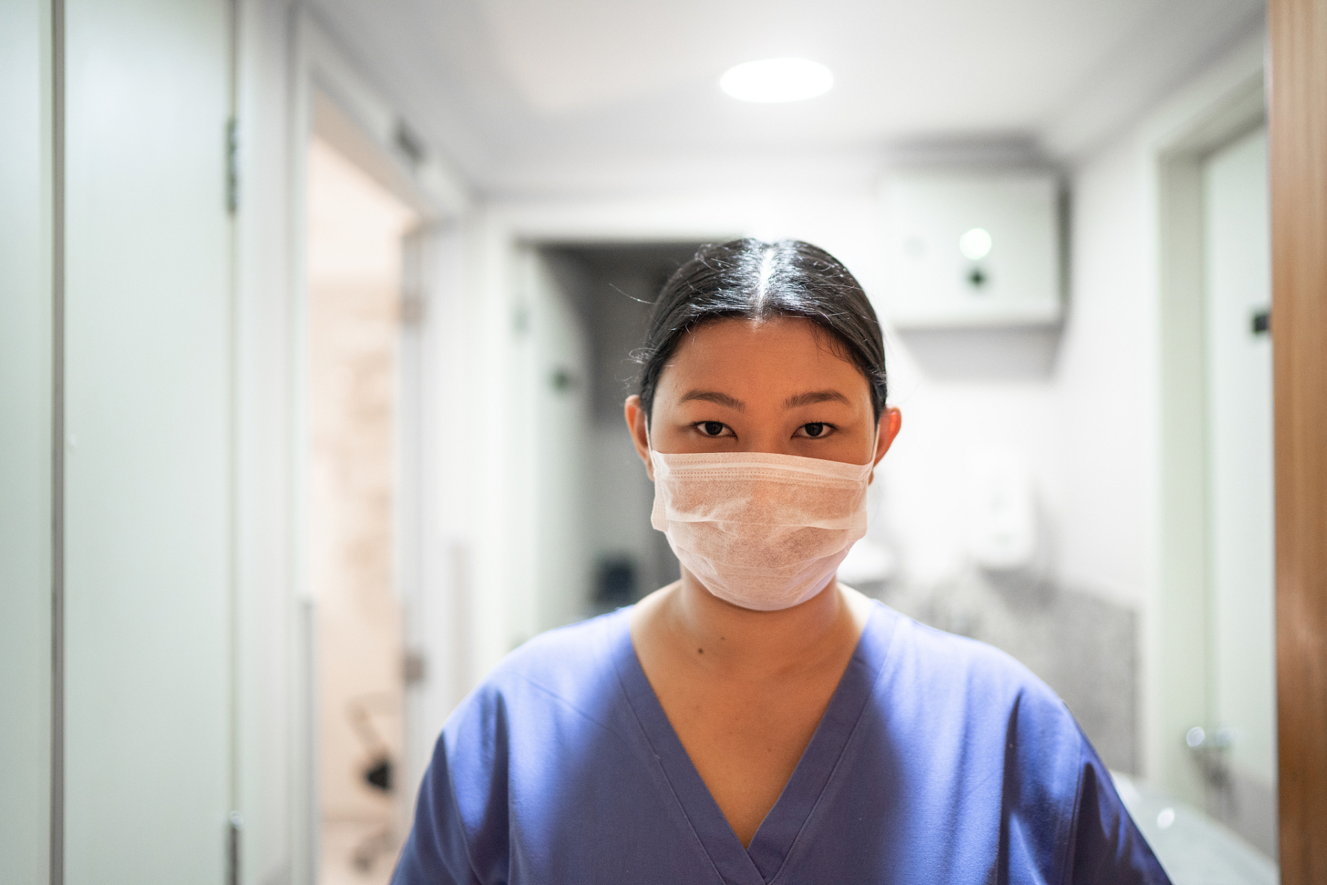 "科里的一位年轻女医生,平时总是戴着口罩,脸部的一半被遮住,我们也没