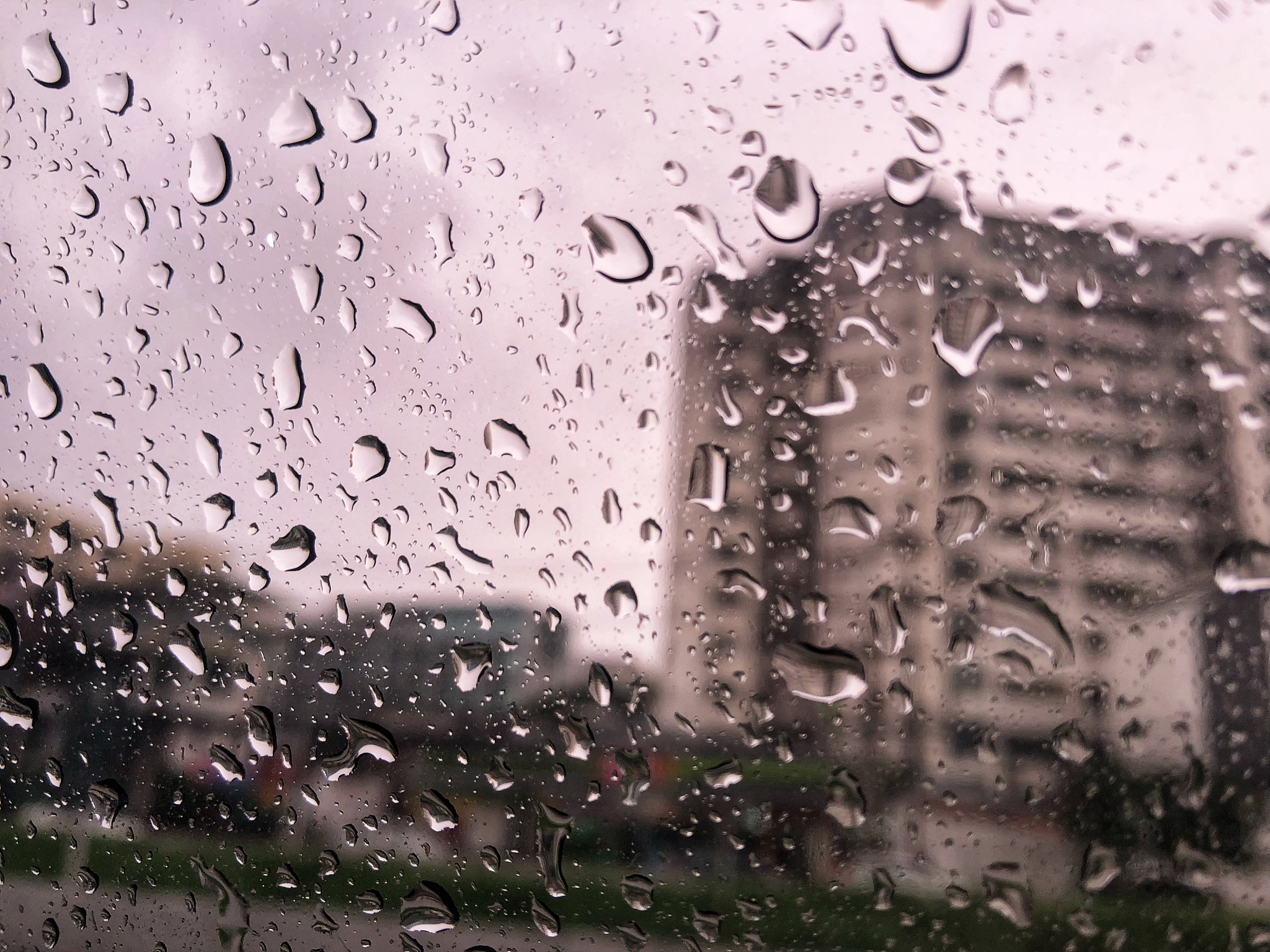 清晨下雨的图片唯美图片