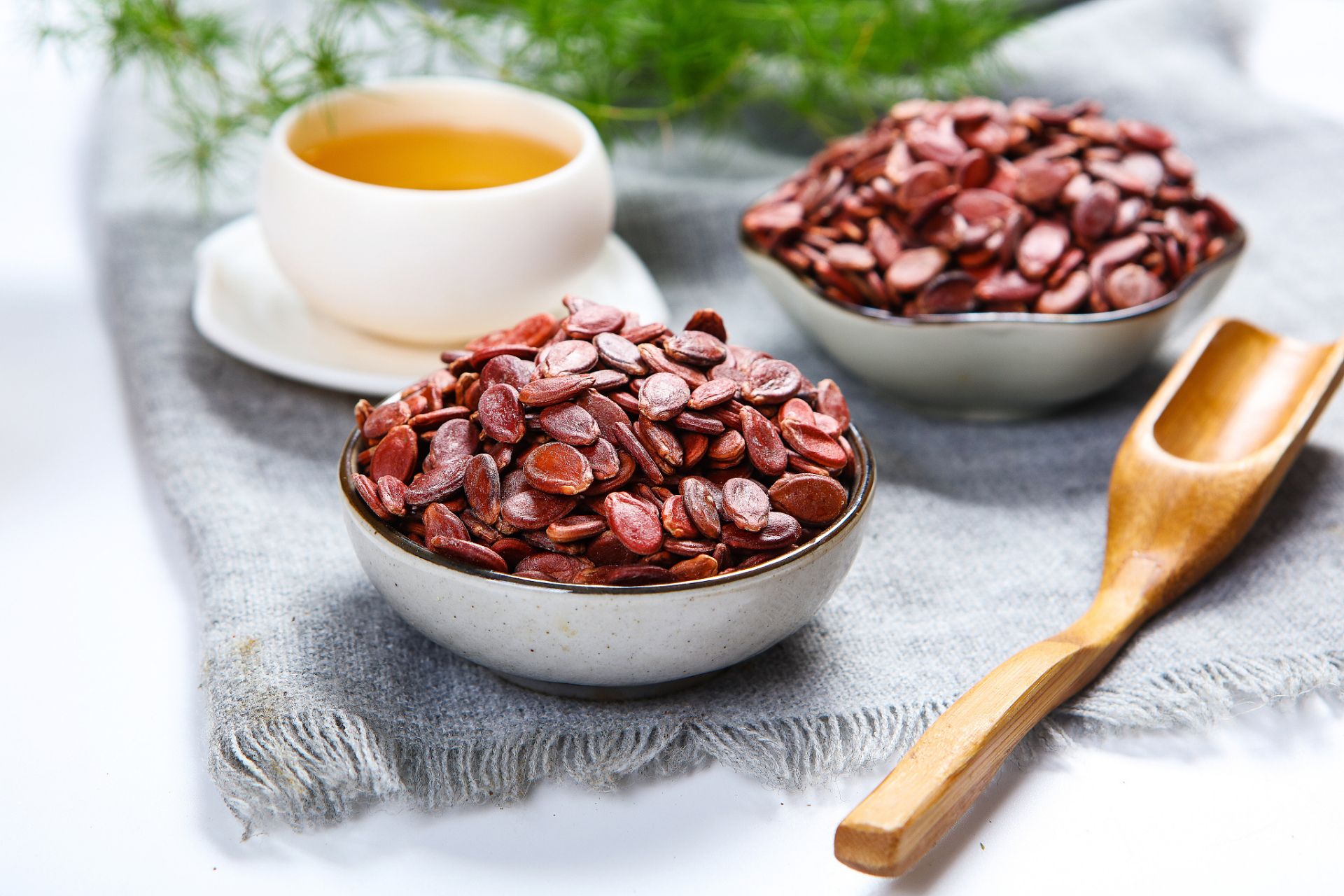 酸枣仁是一种常见的中药材,具有镇静,安神,滋补的作用,常用于治疗