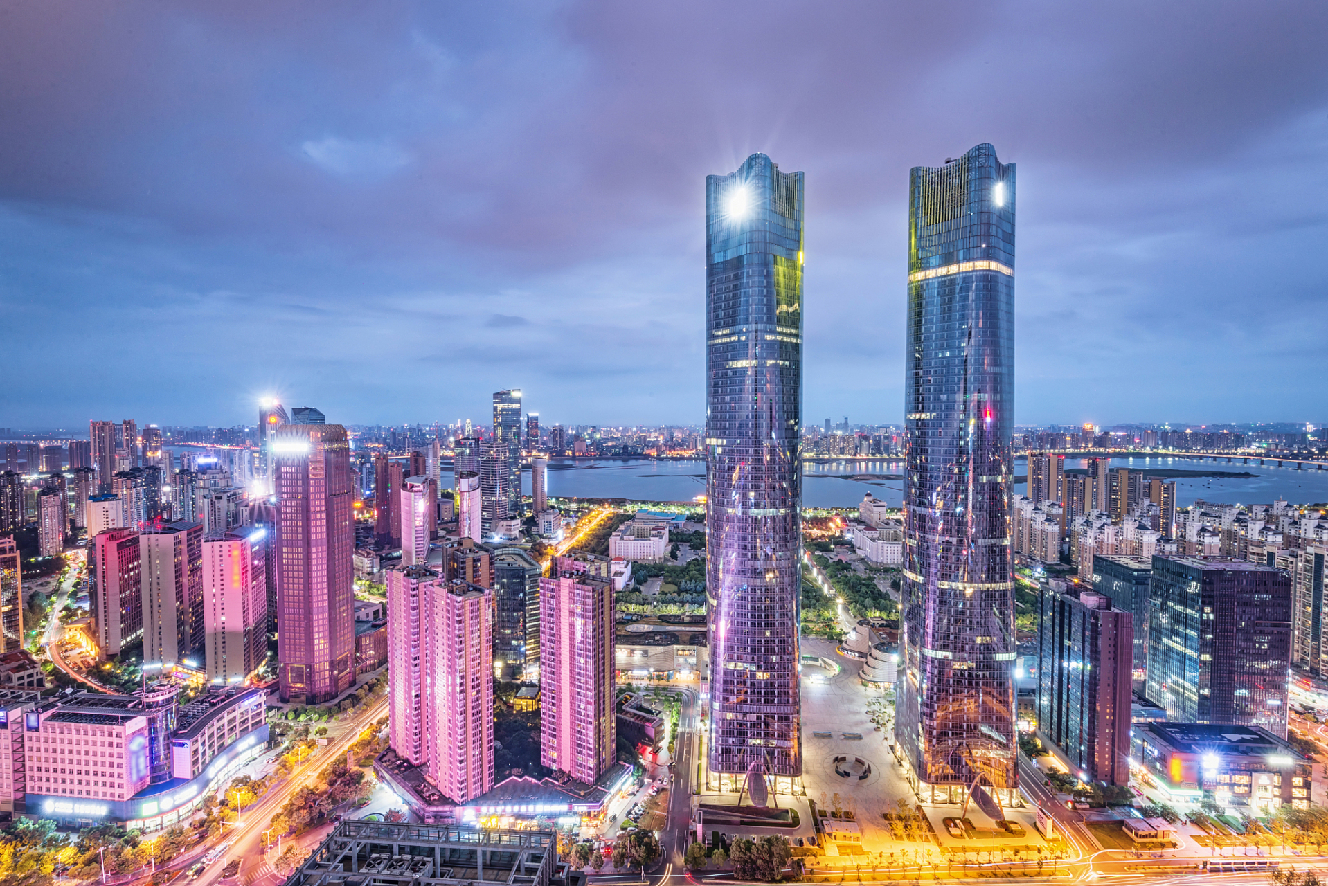 总高度为303米,是南昌又一新地标,是南昌市最高的建筑,屹立在南昌最