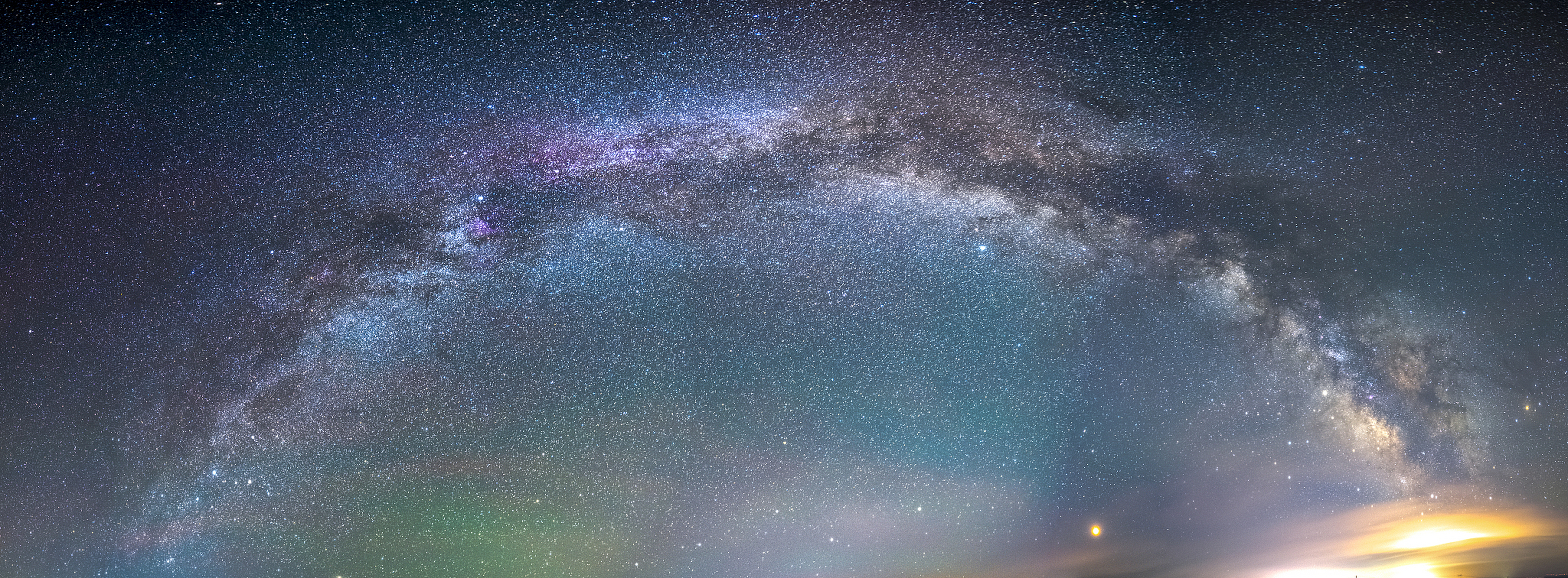 星辰在宇宙中闪烁,照亮黑暗的夜空,是宇宙的使者,心灵的寄托.