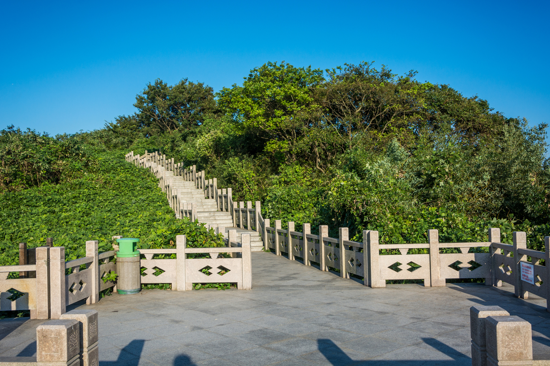 拥有南山公园,南山植物园,南滨路等多个景点,是重庆市的重要旅游名片
