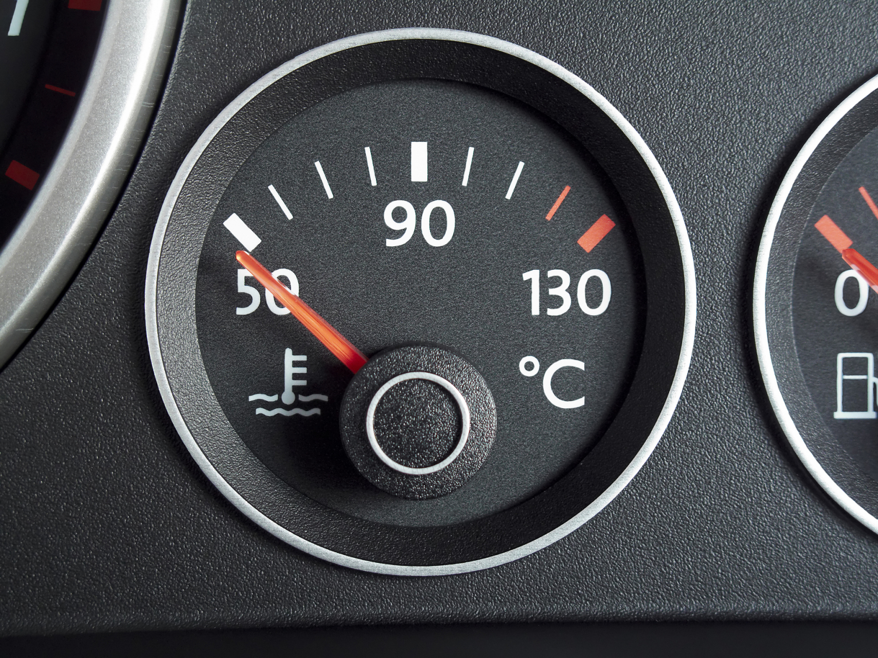 这汽车水温报警灯怎么突然亮了?是不是出啥问题了?还能继续开吗?