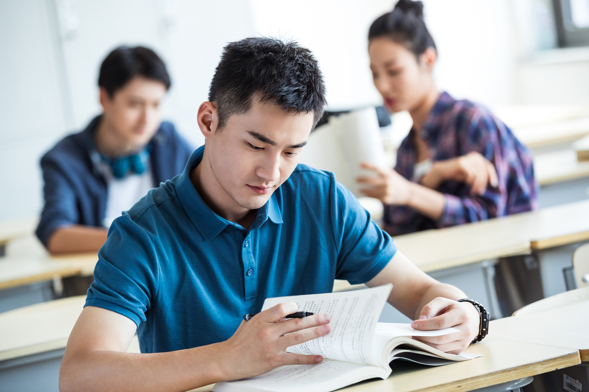 在大学的征程中,学习热情就像燃烧的火焰,驱动着我们不断前行