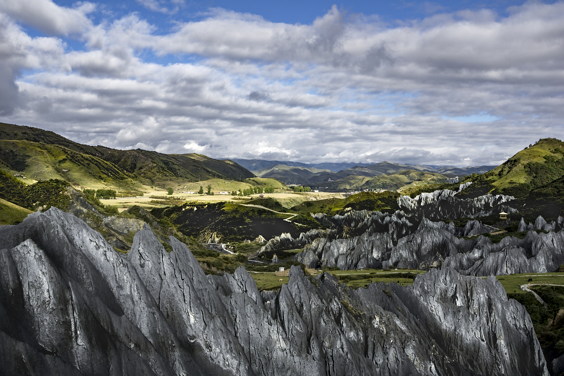 墨石公园,有着世界上独一无二的高原石林景观.听说这些石林会随着季节