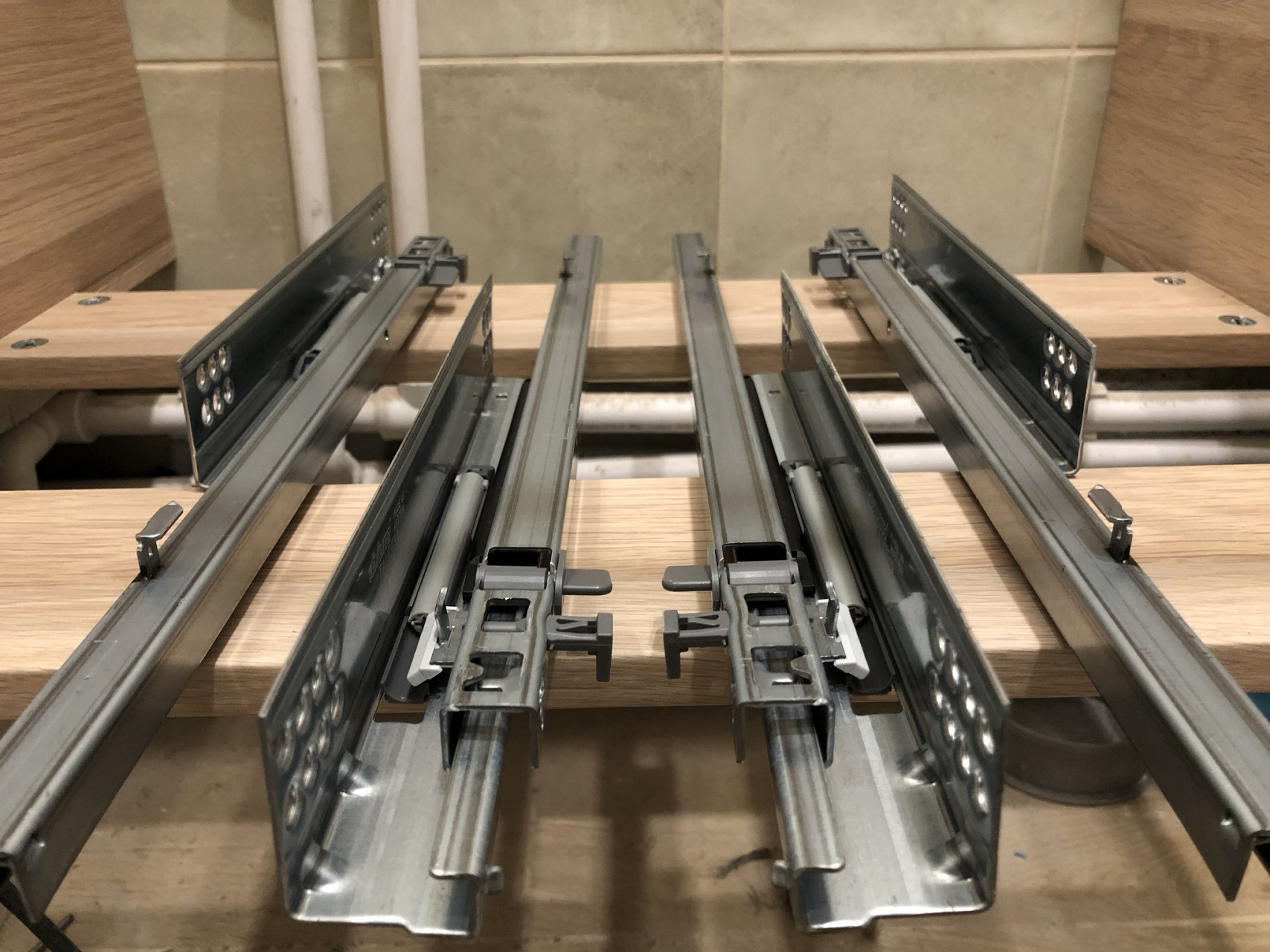 电梯导轨的作用是引导和支撑轿厢或对重在井道内沿着一定的轨道运动.