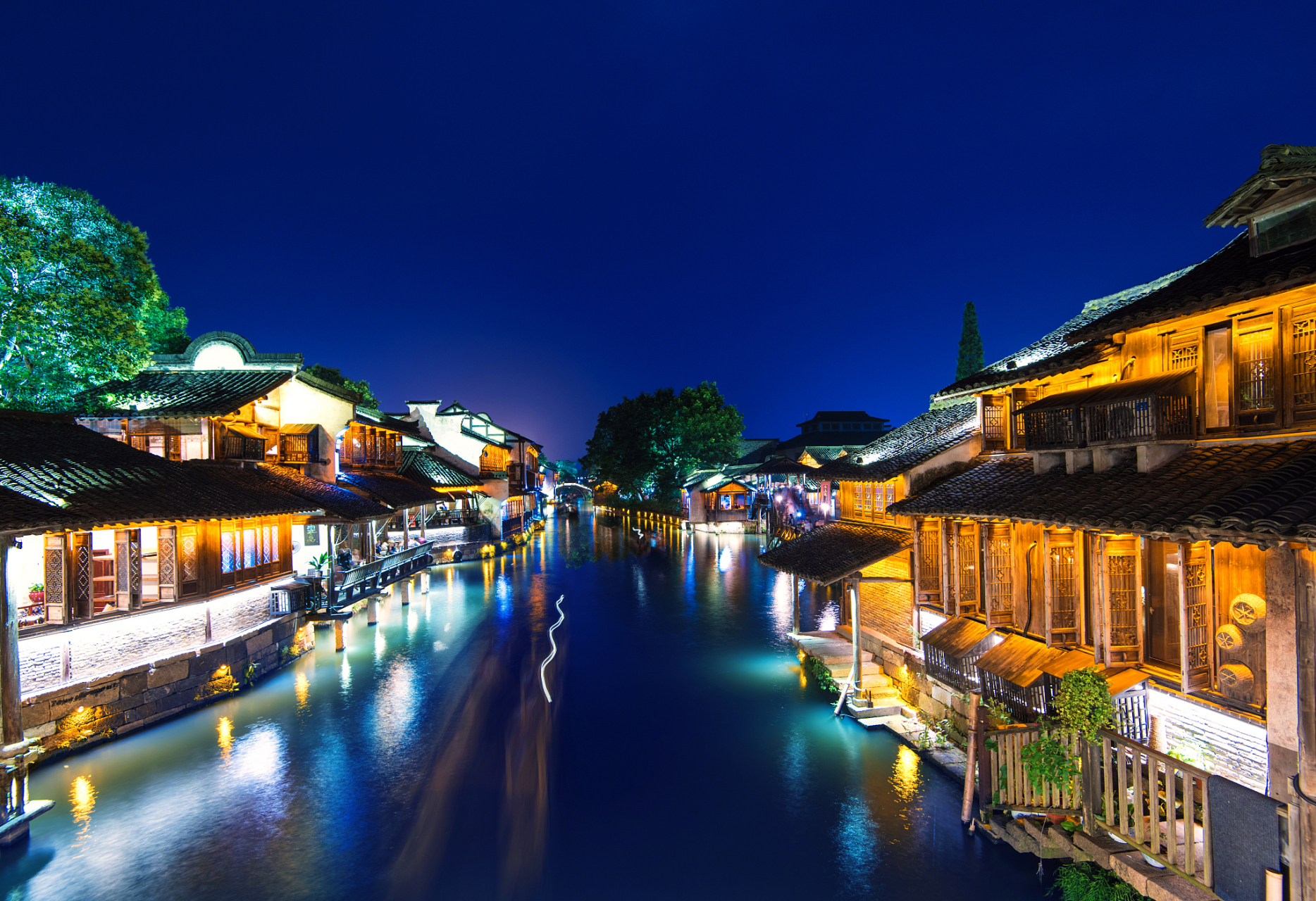 乌镇一日游行程攻略  早上:  早上8点左右抵达乌镇西栅景区.