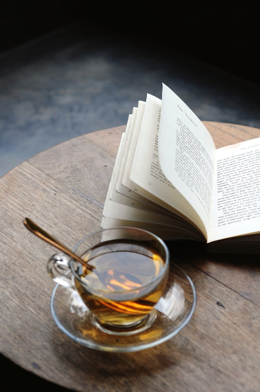 读书是恬静的,舒服的 享受着,一个人独处的惬意  每当翻开书页,就像