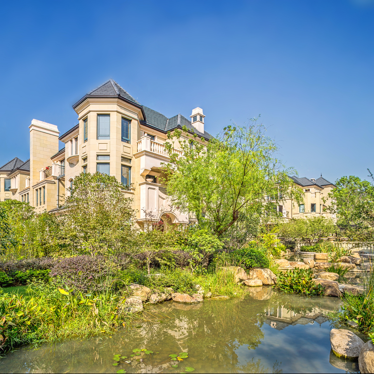 一种观点认为,低层住宅是房地产最终发展模式,别墅区发展有利于环境且