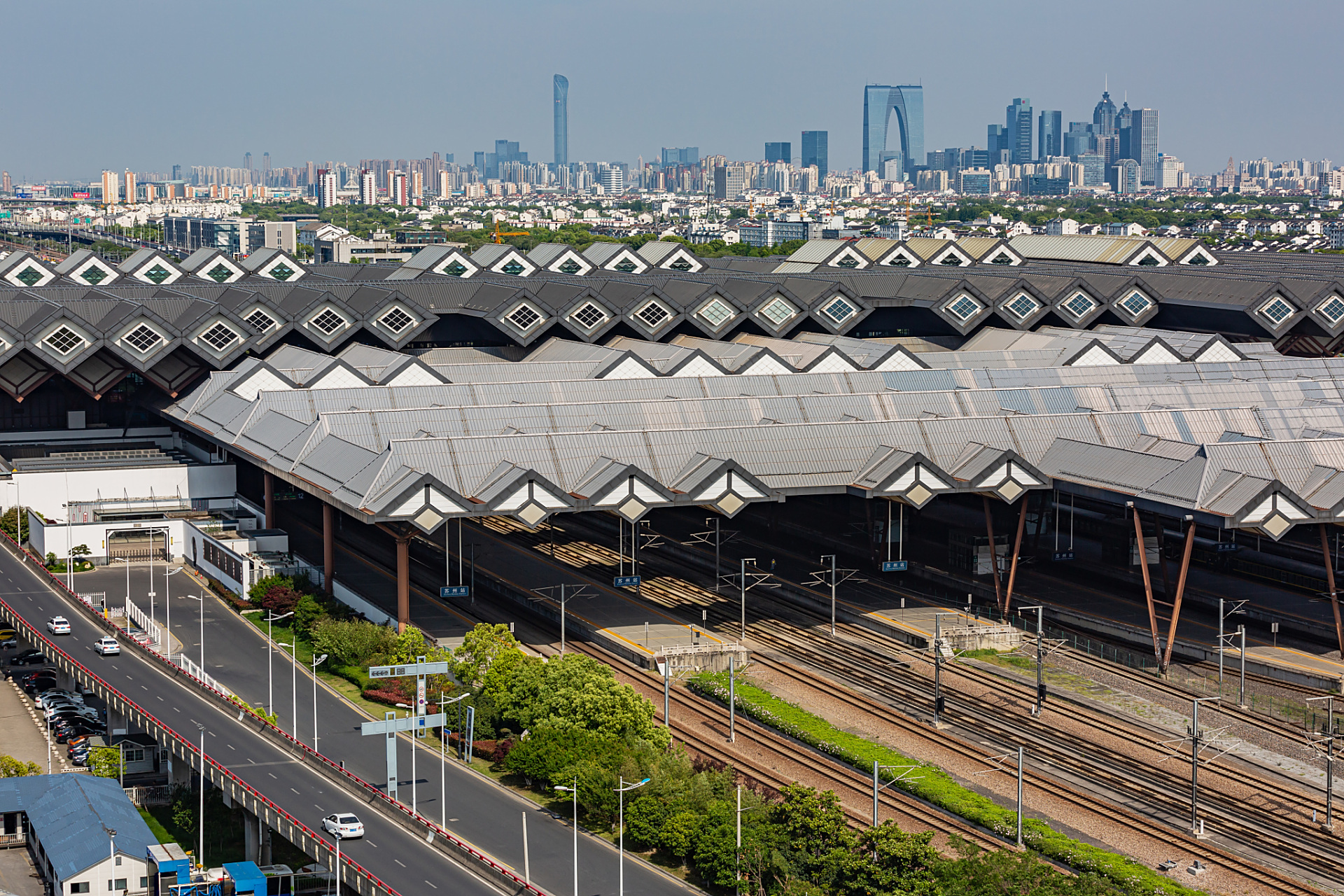一种观点认为,苏州南站(汾湖站)站房工程计划4月开工,总面积7.