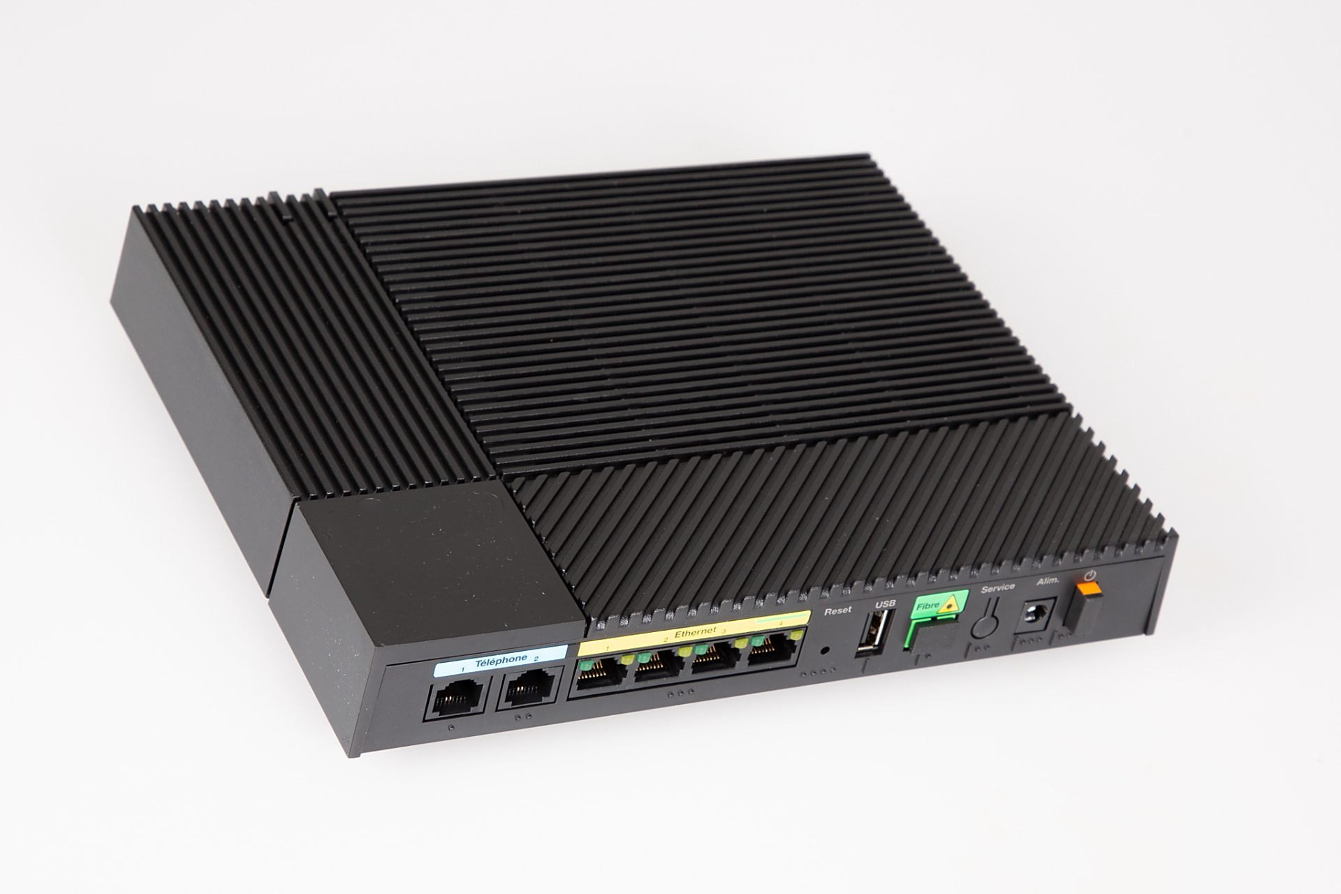 工业网关是连接工业现场设备和上层网络的关键设备,它具有以下主要