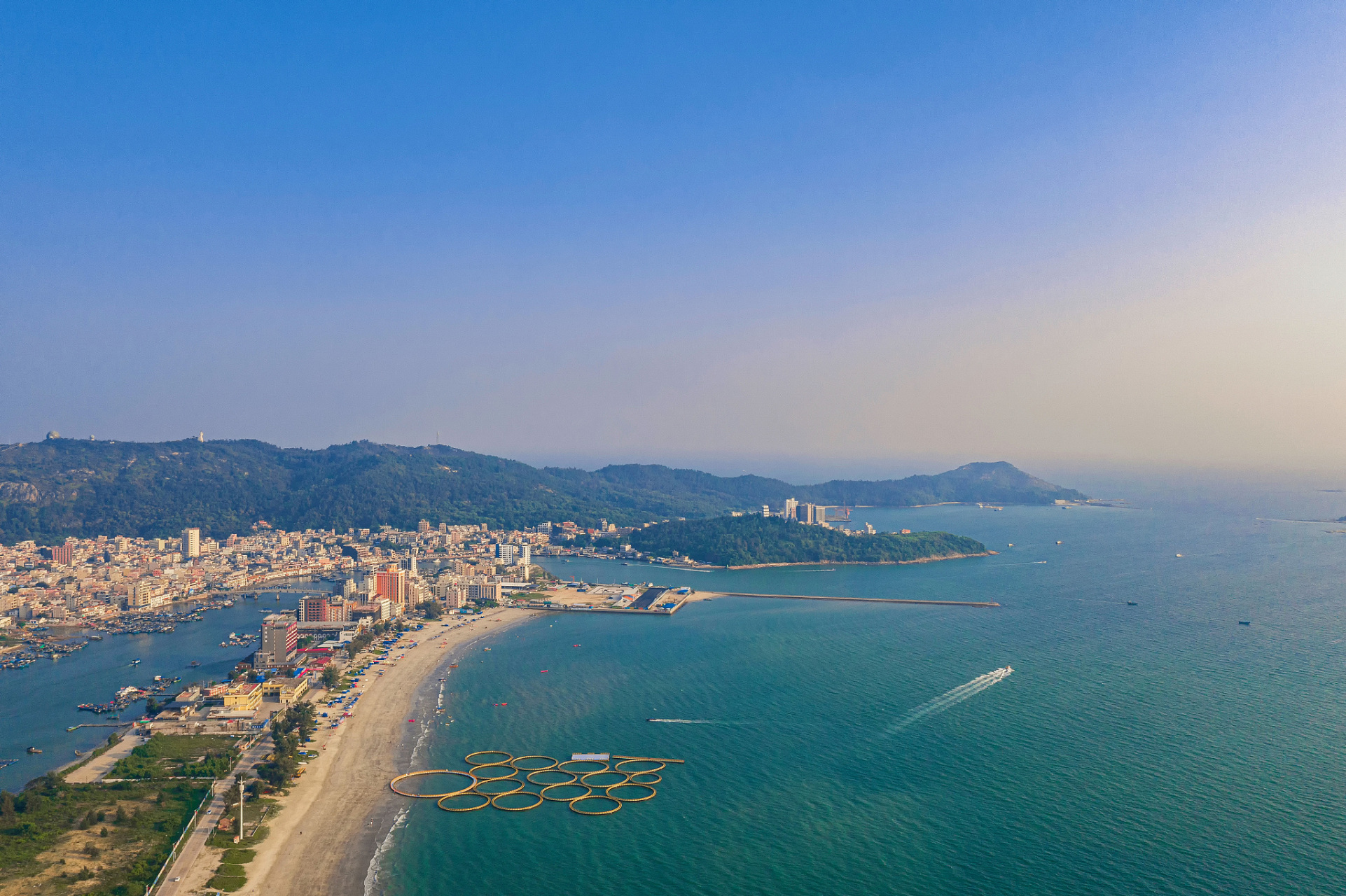 平潭岛必去景点塘屿岛位于福建省平潭县南端,海岛为扁长形,最南端的