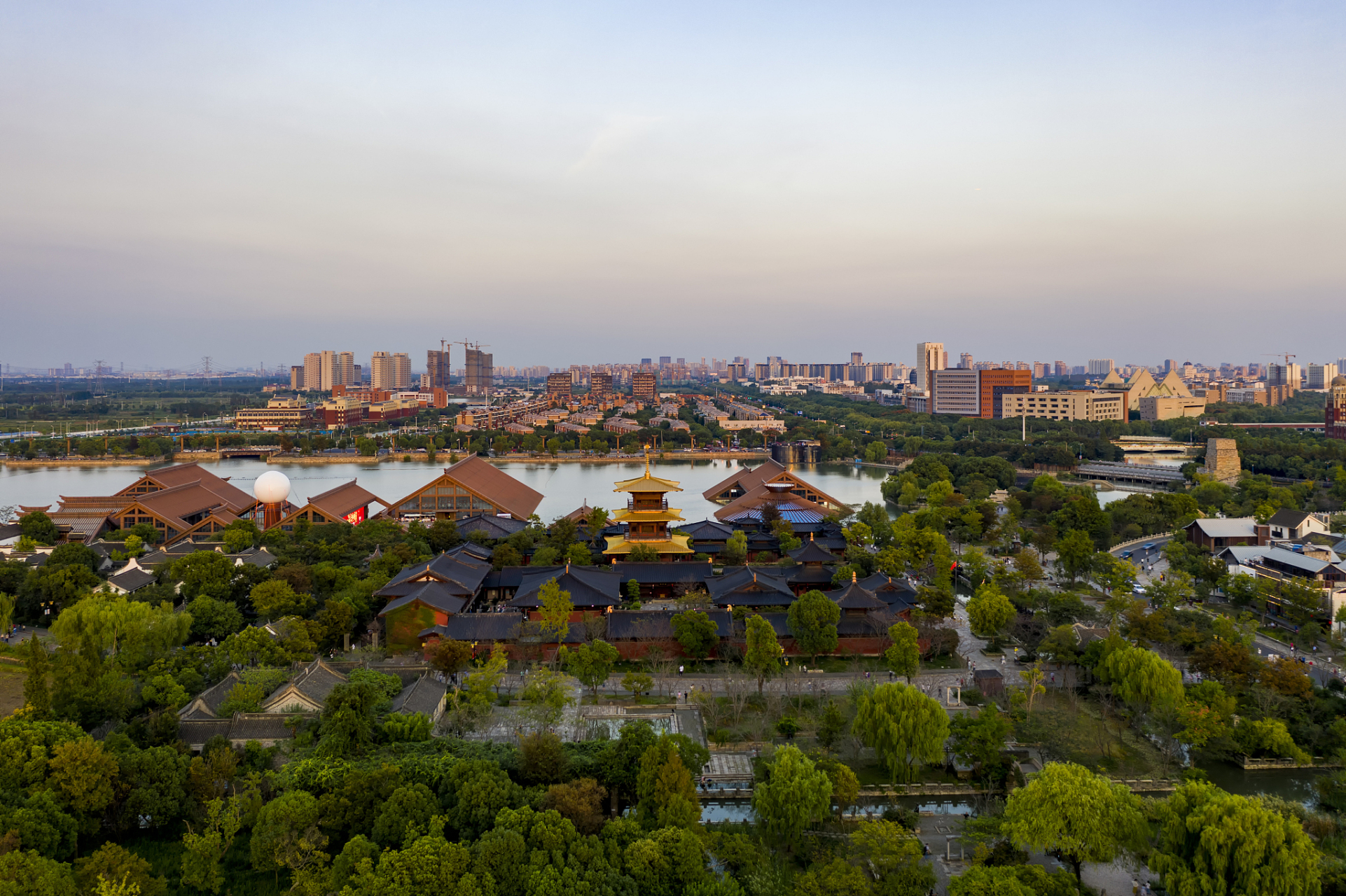 广富林是上海松江区的一处历史文化遗产和旅游景点,拥有丰富的历史和