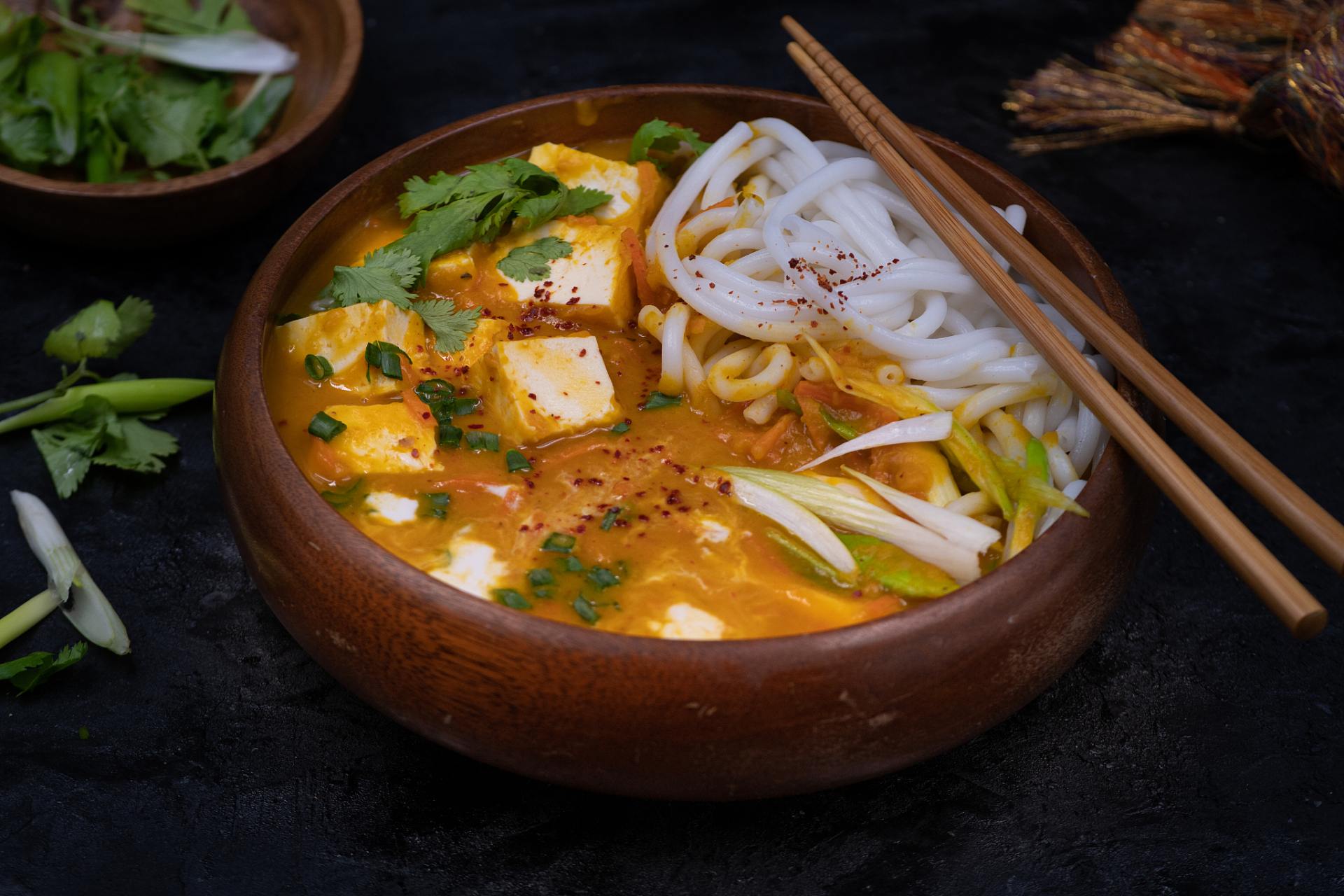 过桥米线是源自云南的美食瑰宝,以米线和精心挑选的食材为主,搭配出五