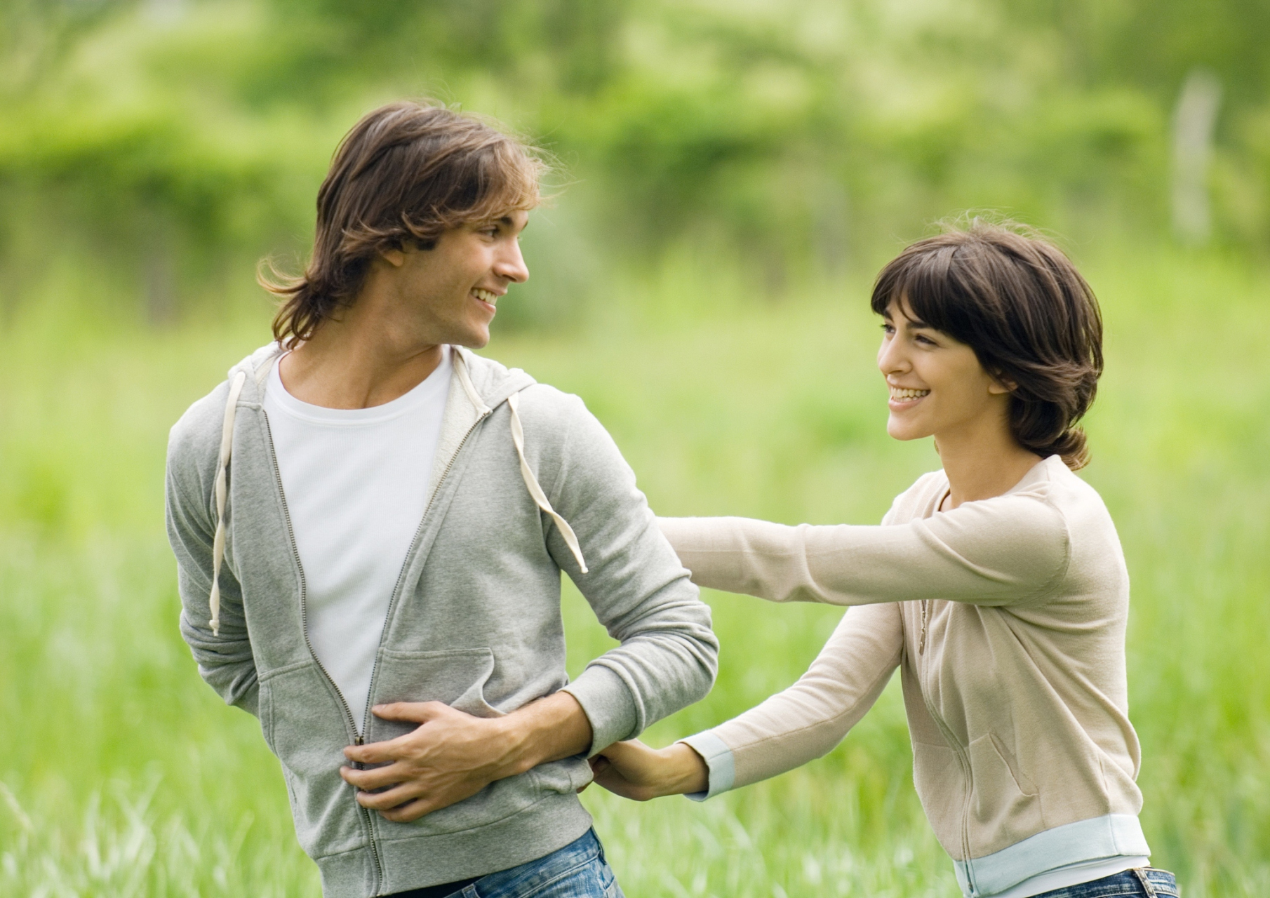 2. 保持忠诚,不和其他异性有暧昧行为.