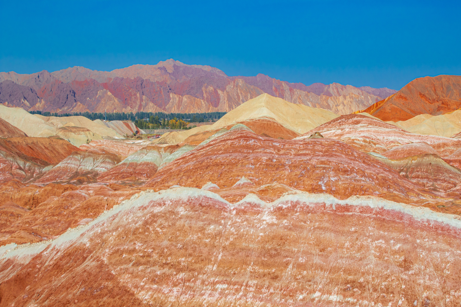 在晴朗的天空下,山脉犹如火焰般燃烧,令人震撼.