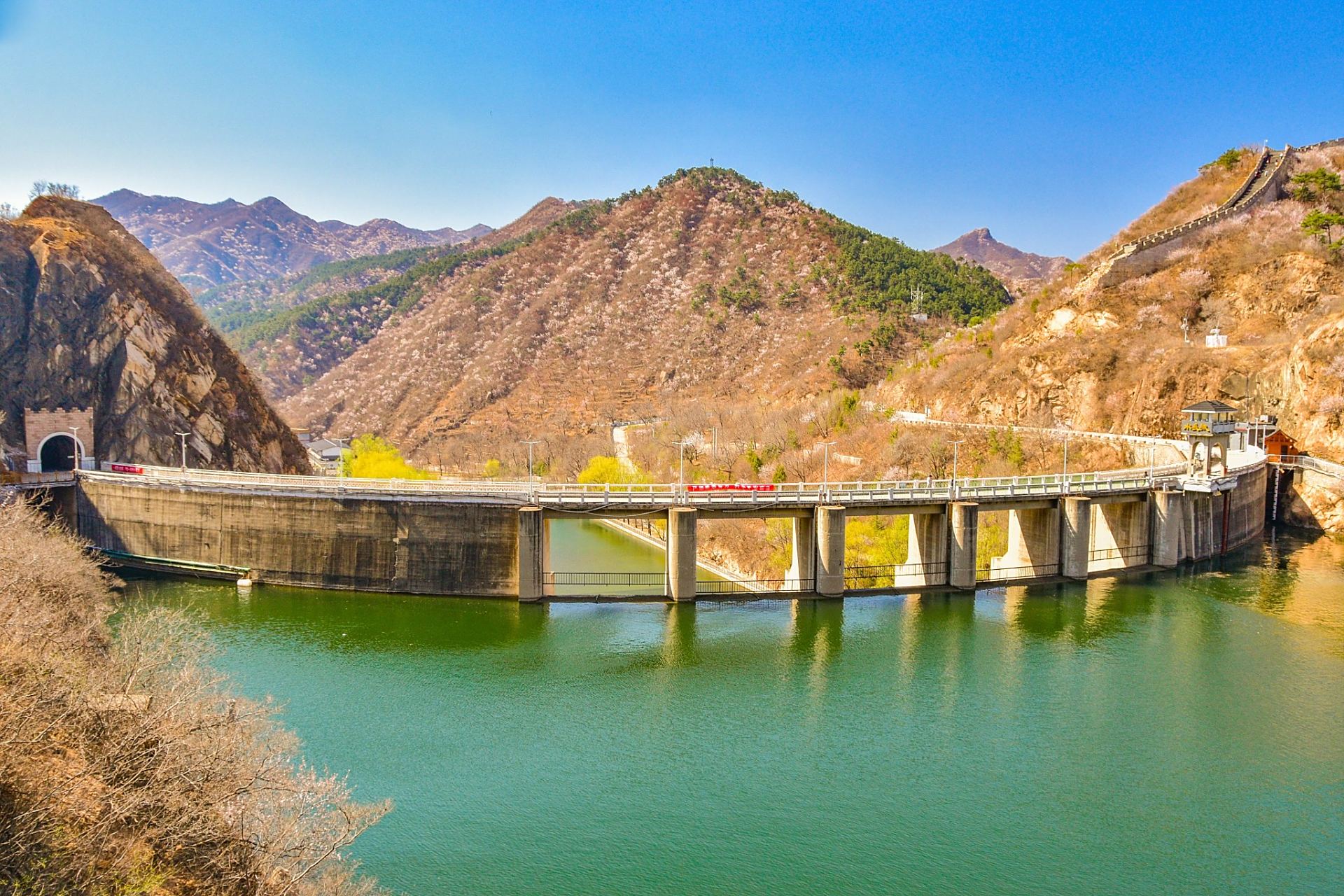 一座以山川水域风光为主的大型旅游景区,座落于北京市怀柔区九渡河镇