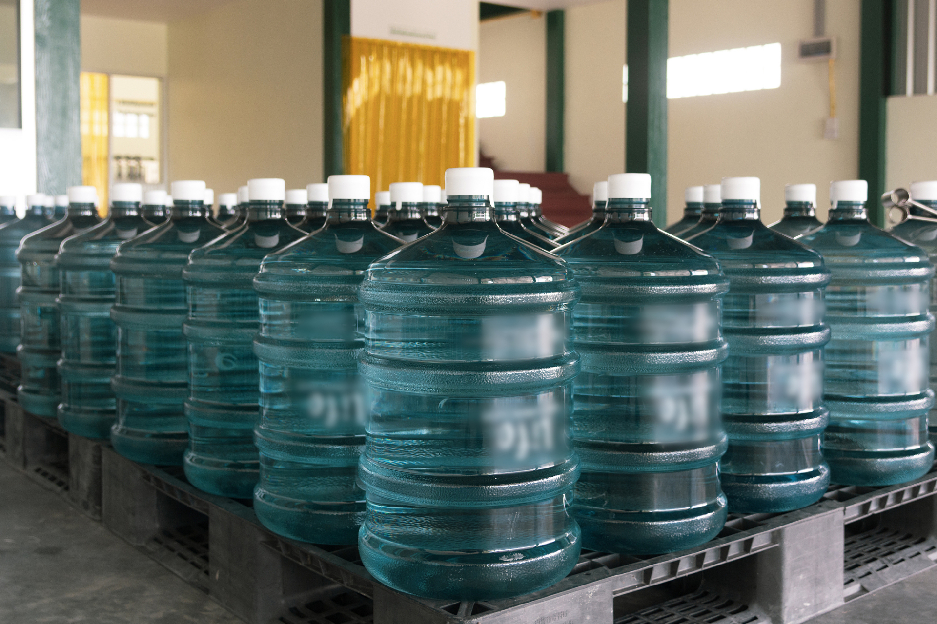 过氧化氢水溶液俗称双氧水,具有较强的氧化性,化学性质活泼,很容易