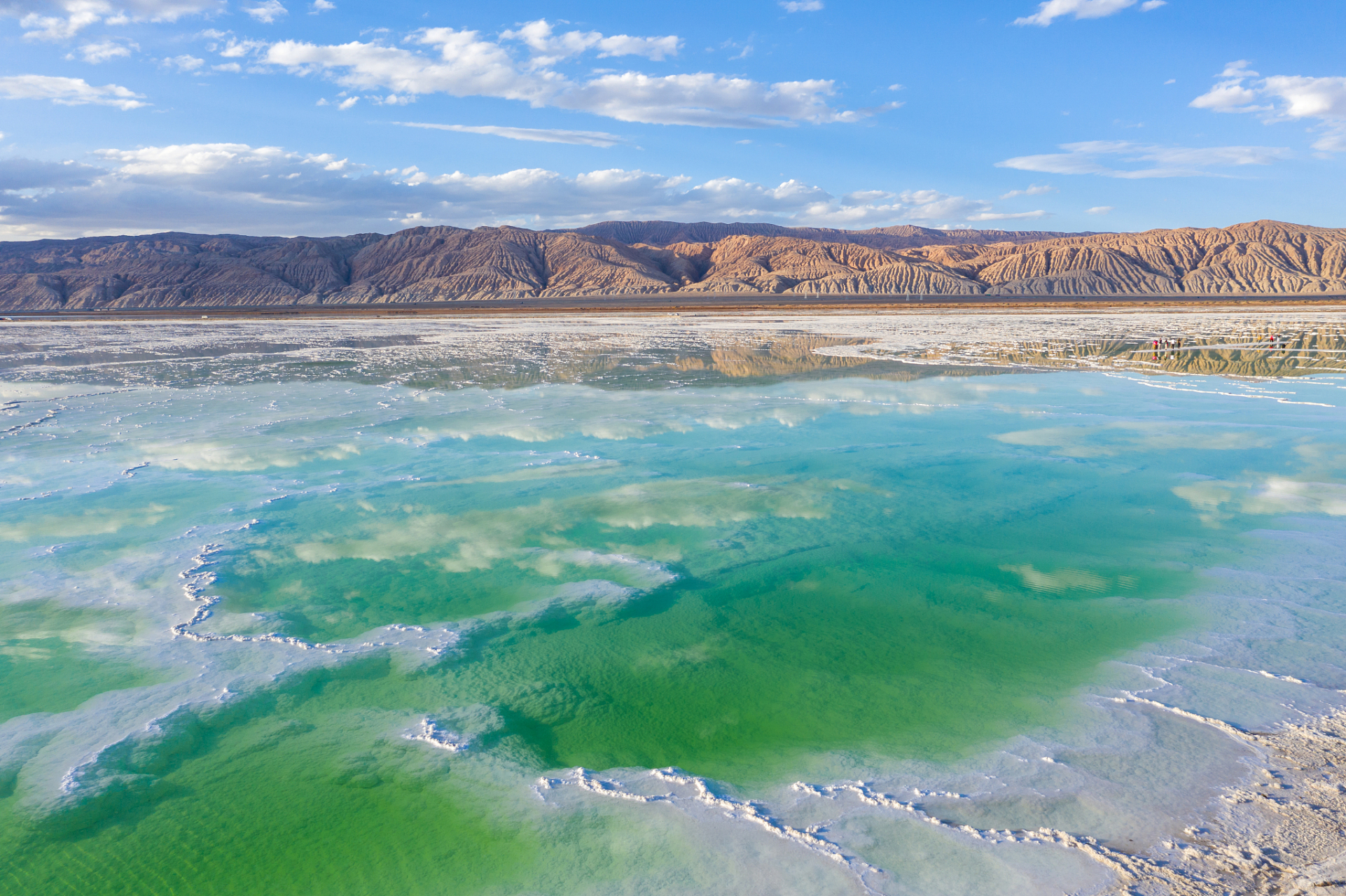 茫崖翡翠湖是青海省海西州茫崖市的一处人工盐湖,位于尕斯湖东部边缘