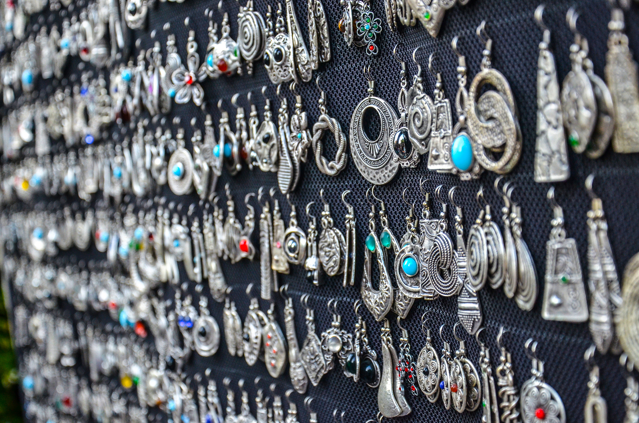 凉山州的彝族银饰 手工艺的传承